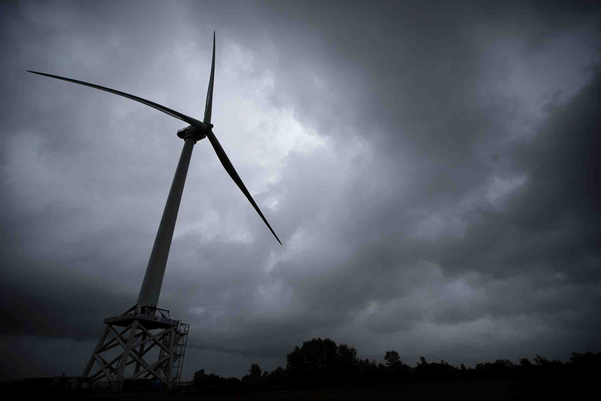 éolienne, orage, France, énergie renouvelable,