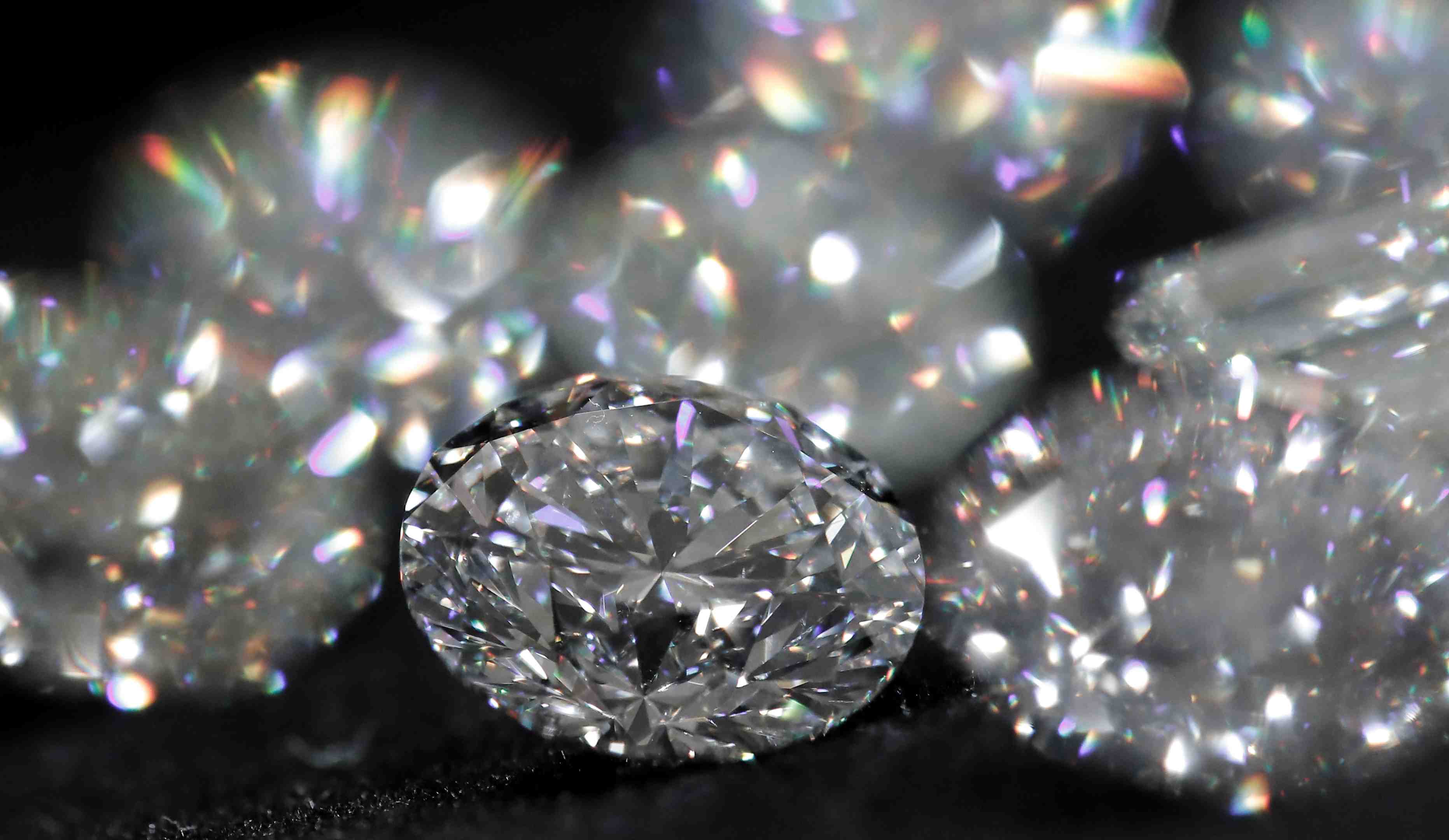 Enquete sur des ventes de diamants en italie, saisies dans 4 banques