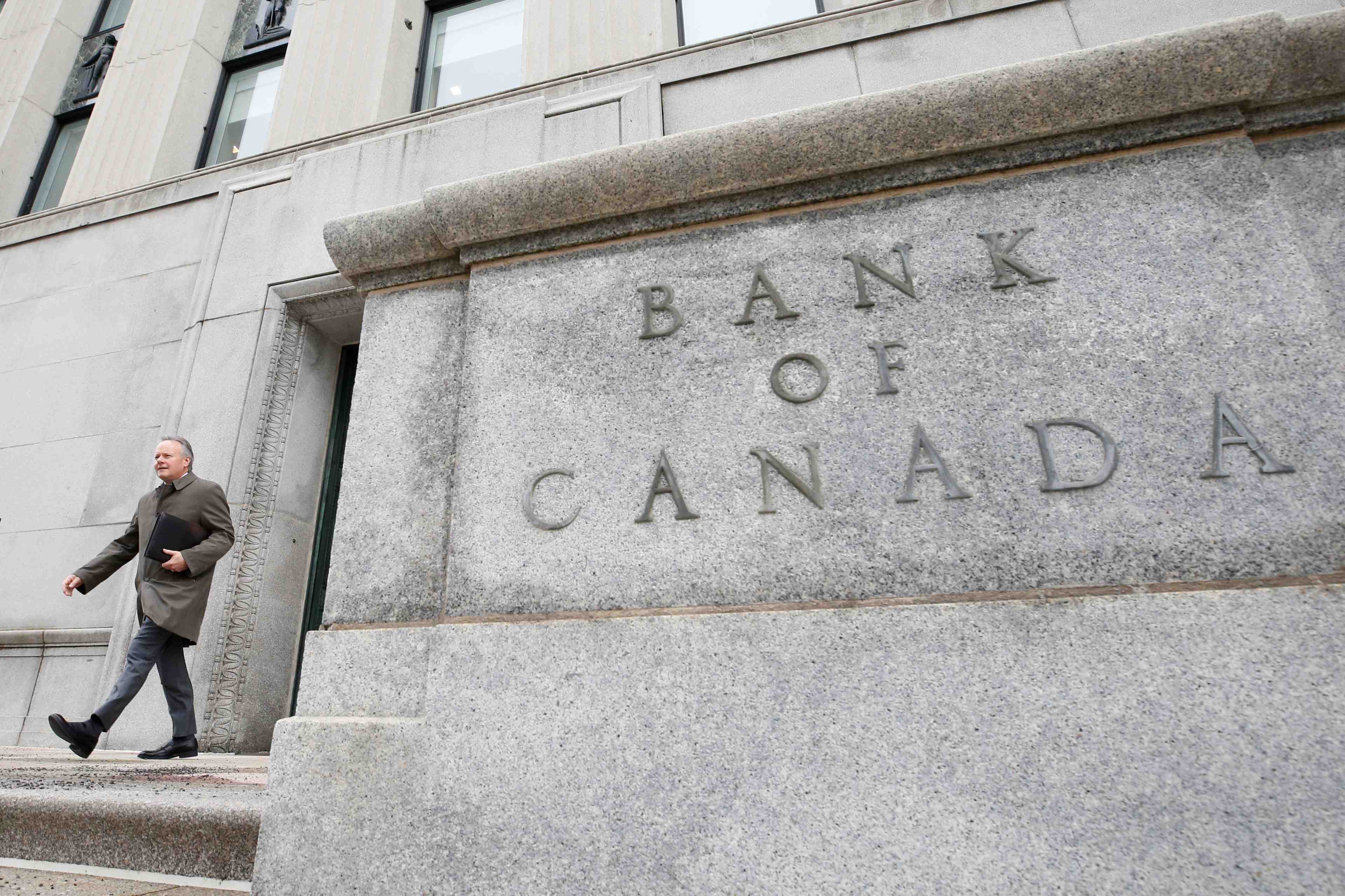 La banque du canada prolonge le statu quo, reduit ses previsions