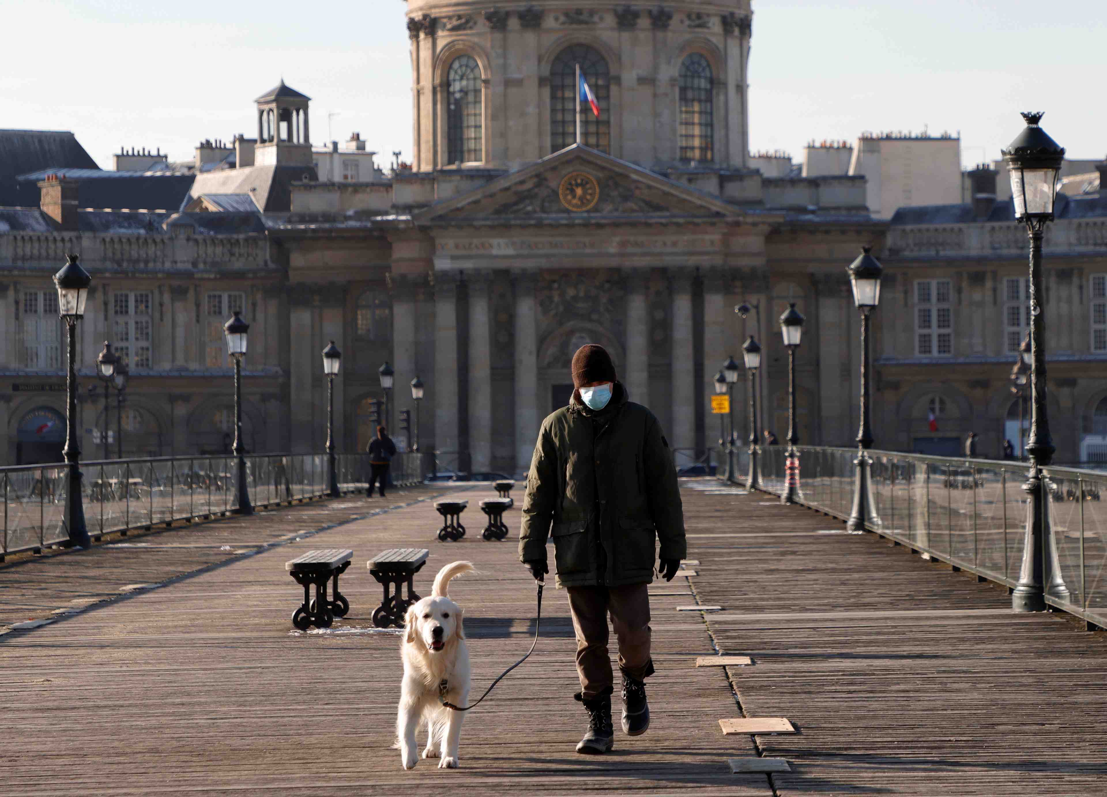 France: le variant "britannique" du coronavirus represente 1 infection sur 4, declare veran