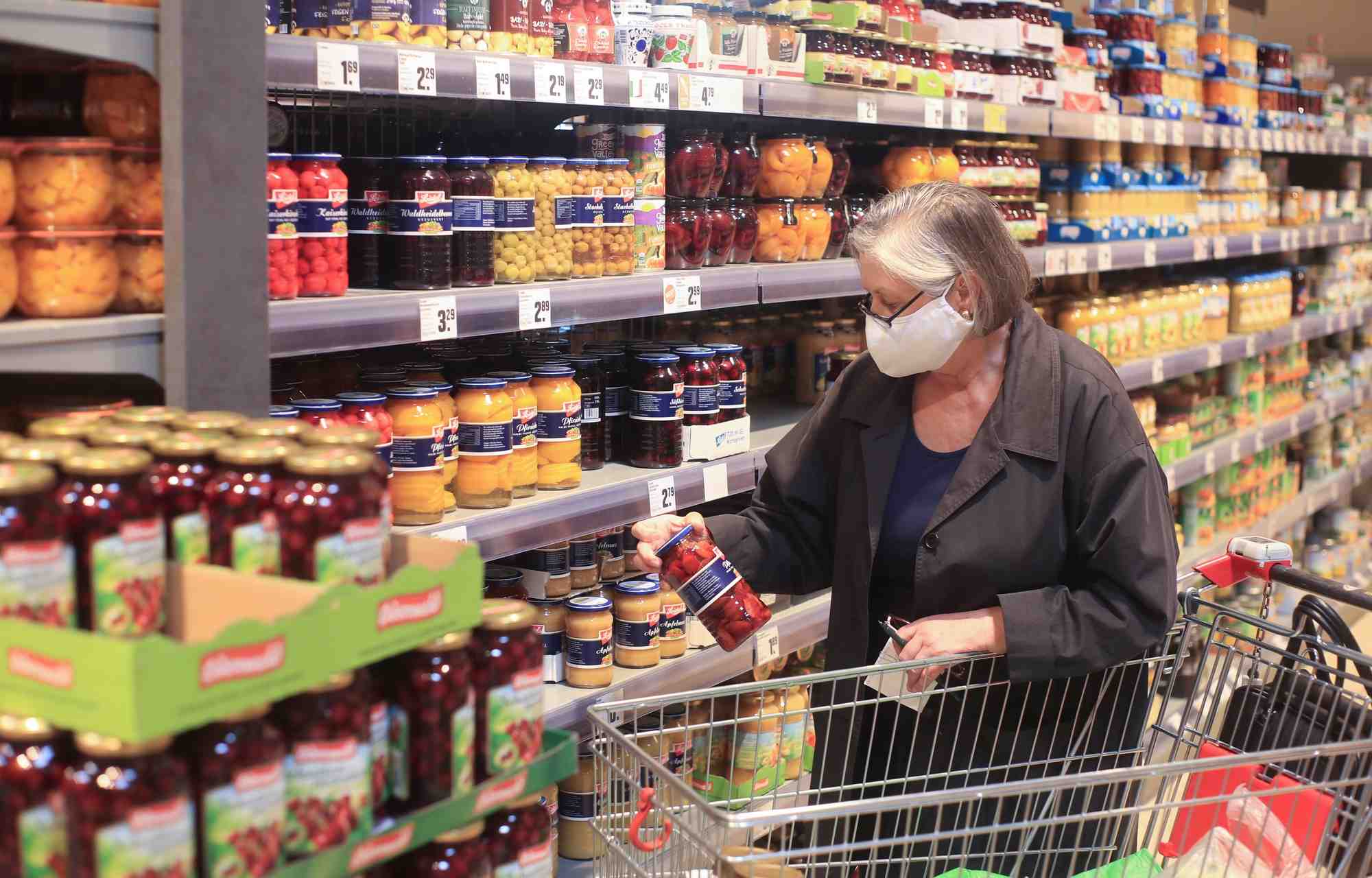 Une femme fait ses courses dans un supermarche