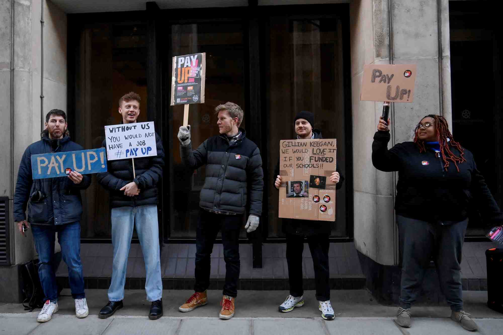 Des enseignants en greve protestent devant une ecole harris academy a londres
