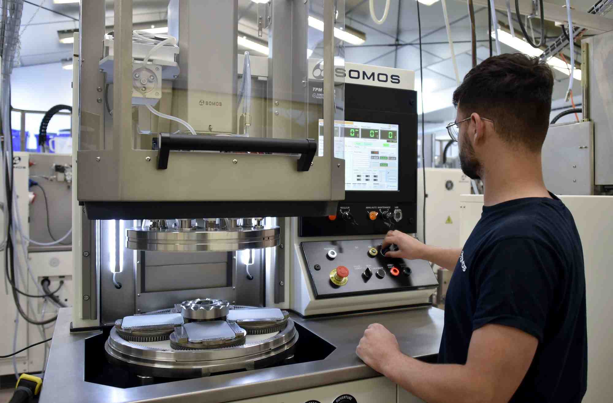 Somos fabrique des machines qui permettent de réaliser des surfaces de très haute précision.