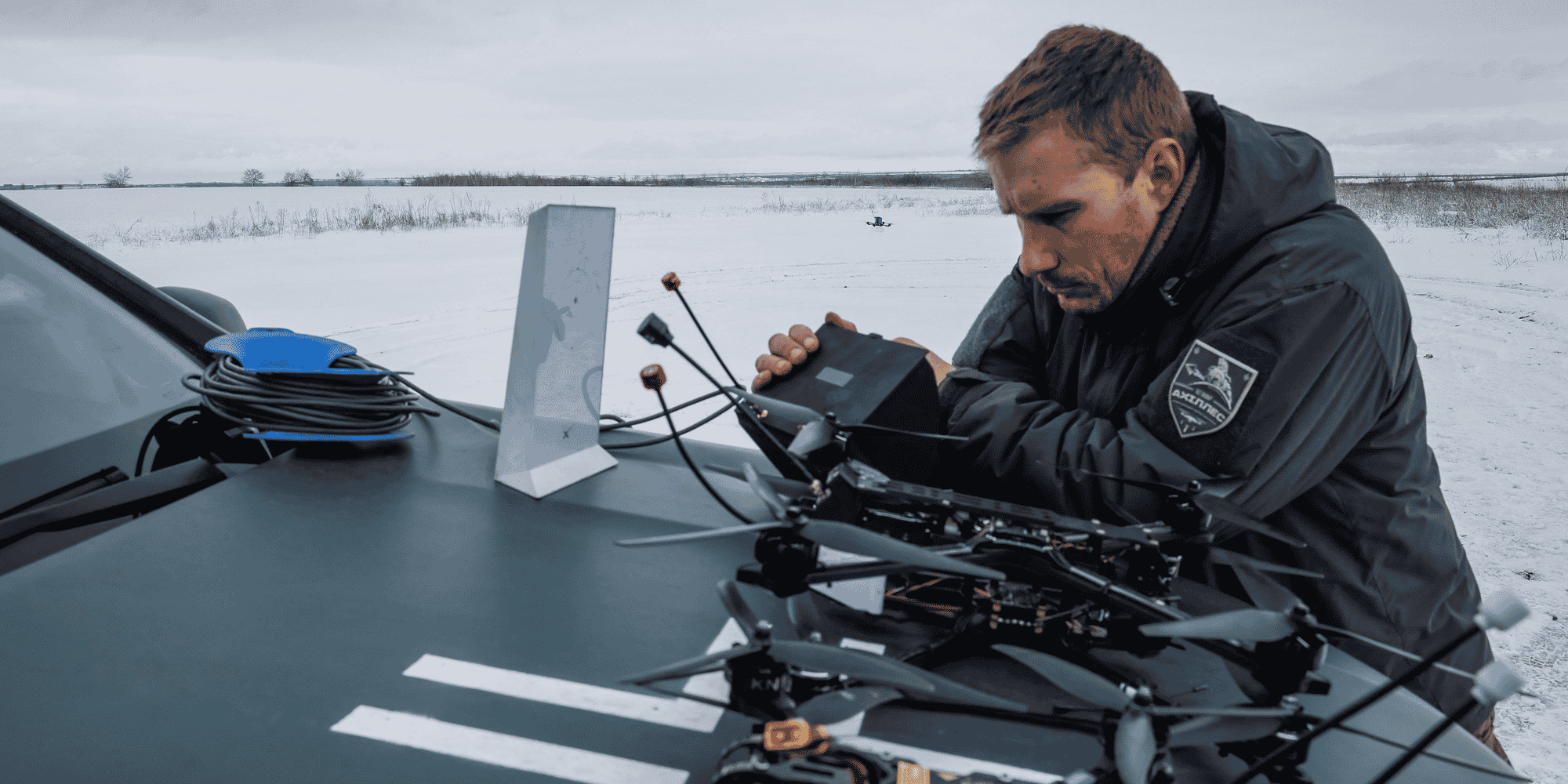 Un militaire ukrainien du bataillon de drones d'attaque « Achille » de la 92e brigade d'assaut séparée des forces armées ukrainiennes dans un lieu inconnu dans la région de Donetsk.