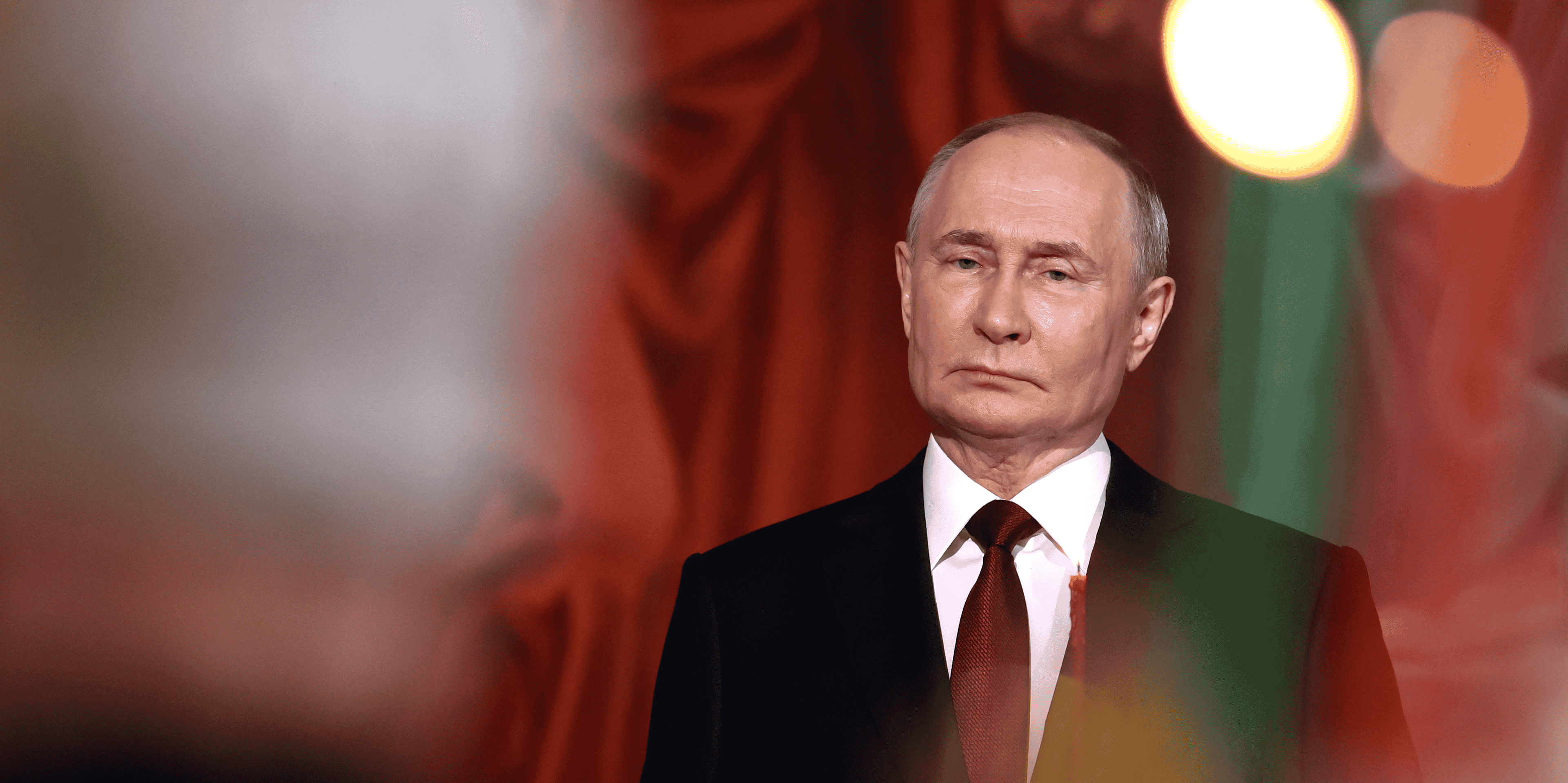 Le president russe vladimir poutine assiste au service de la paque orthodoxe a la cathedrale du christ-sauveur a moscou
