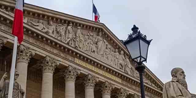 Le débat est loin d'être terminé : la disposition amendée doit encore être soumise à un vote qui s'annonce incertain.