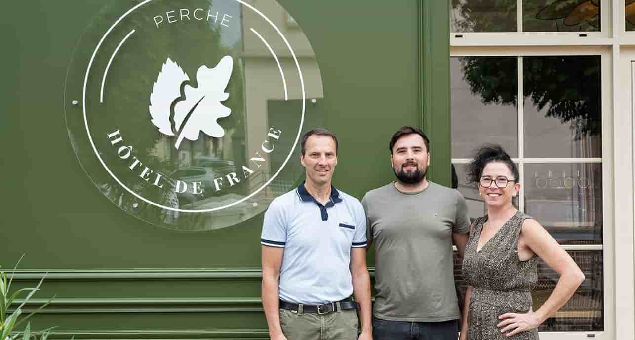Les gérants du restaurant l’Hôtel de France de Tourouvre au Perche, Fréderic et Carine Brindjonc avec leur fils.