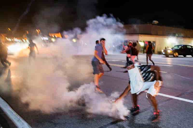 Manifestation brutalement dispersée à Ferguson, au Missouri