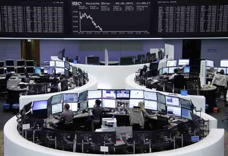 Les bourses europeennes dans le rouge a la mi-seance