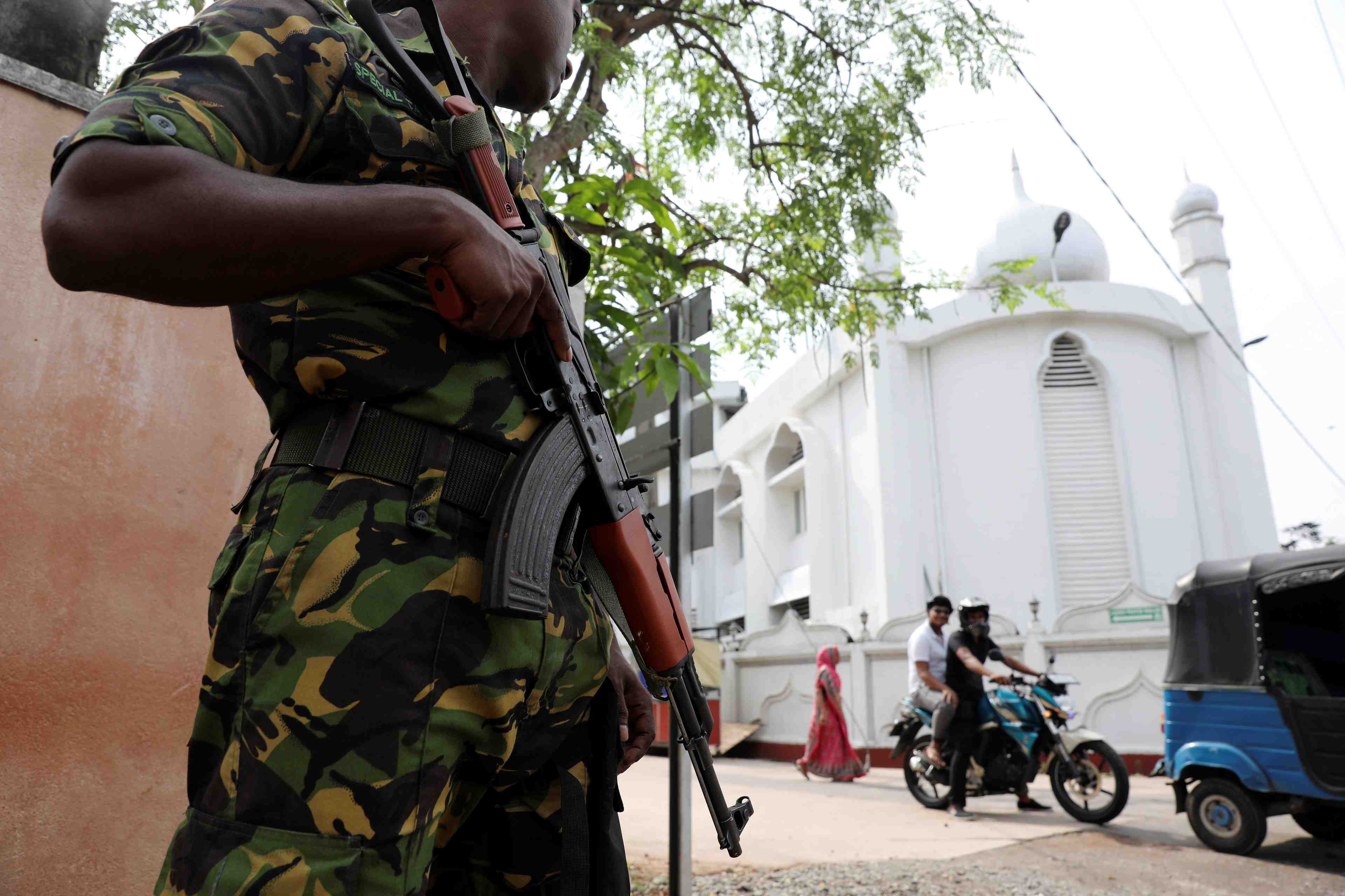 Sri lanka: 140 personnes recherchees pour des liens supposes avec l'ei