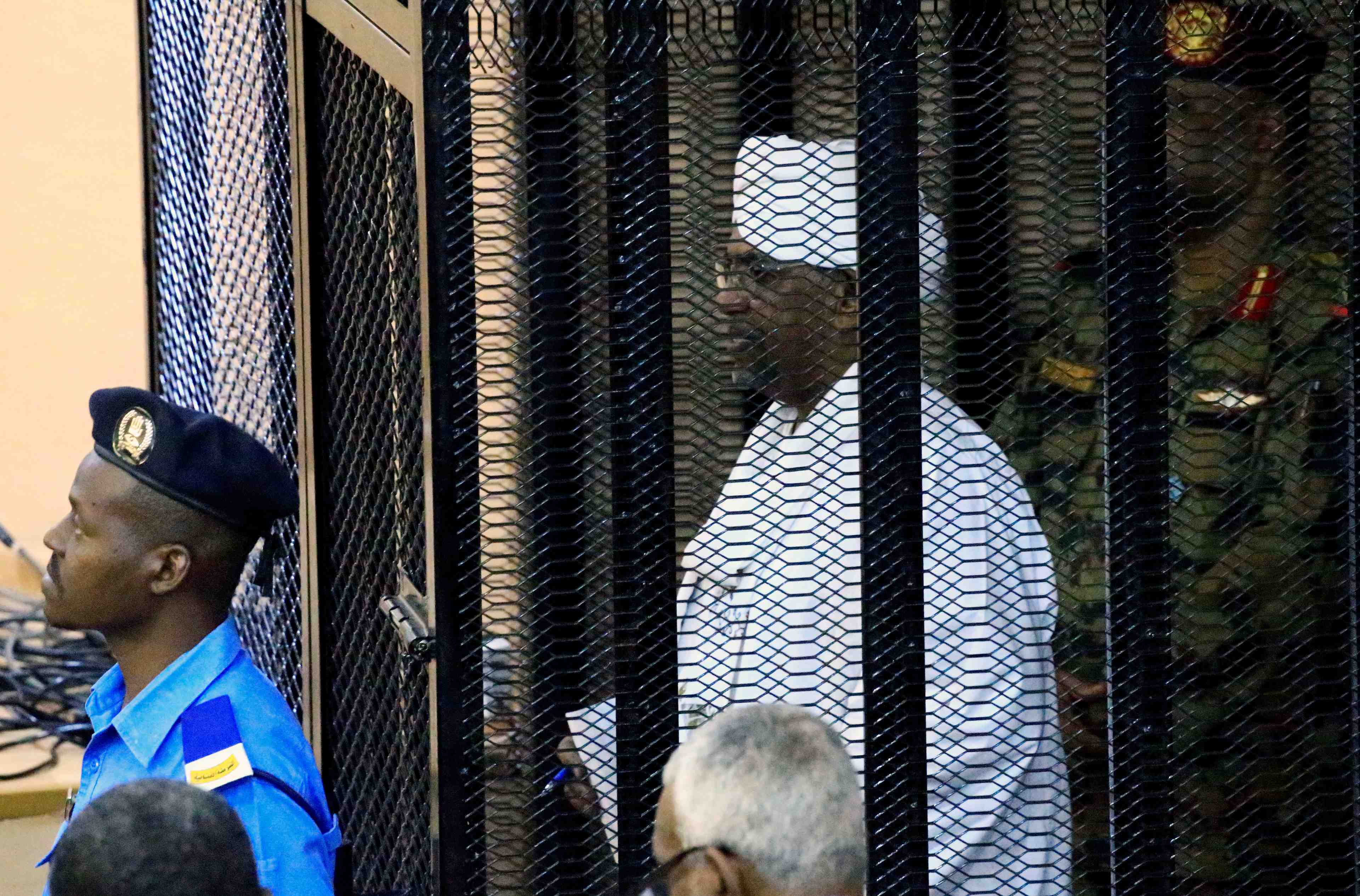 L'ex-president soudanais bechir inculpe pour corruption