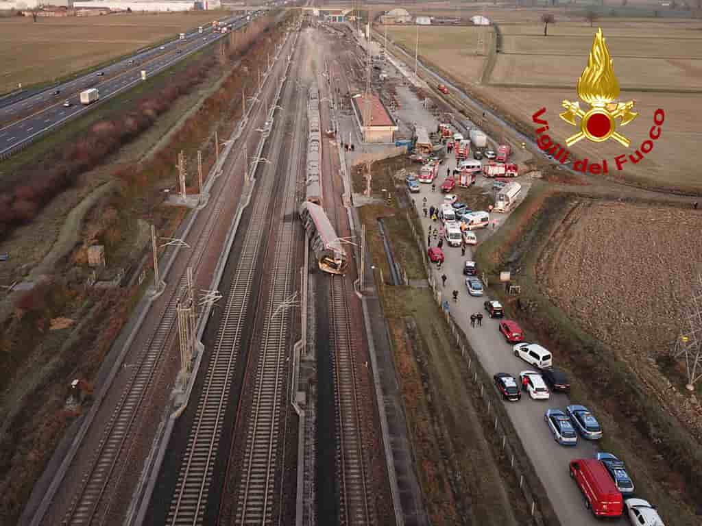Au moins deux morts dans le deraillement d'un train pres de milan