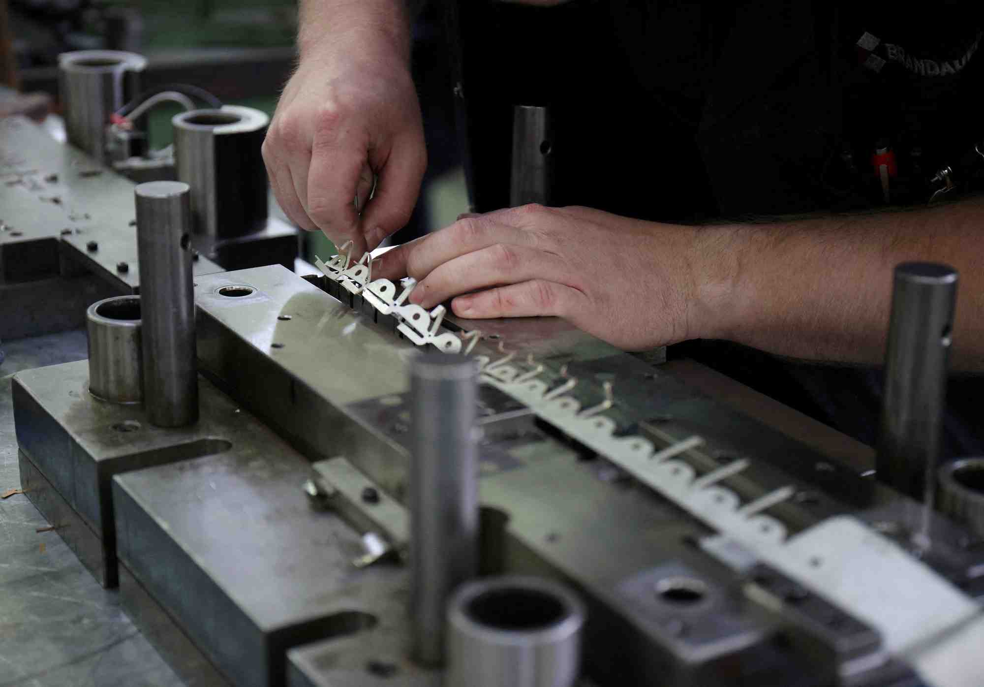 Photo d'archives d'un travailleur de l'usine de brandauer