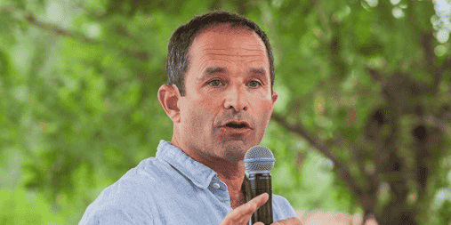 L'ancien ministre de l'Education nationale vilipende le déclassement des réfugiés en France lorsqu'ils arrivent sur le marché du travail.