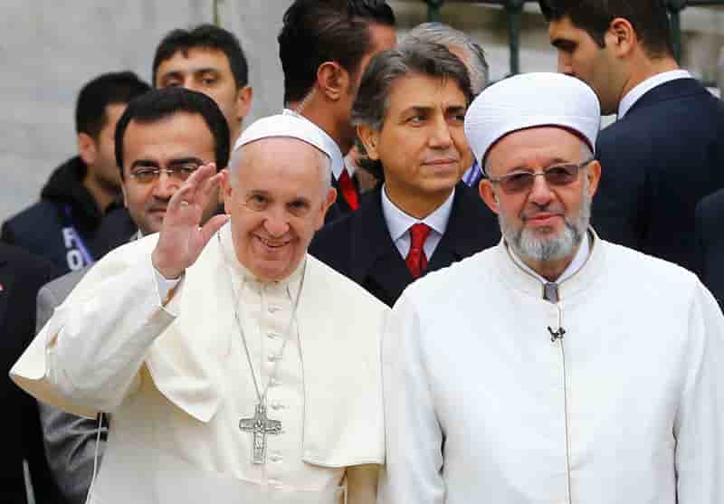 Le pape prie dans la Mosquée bleue d'Istanbul aux côtés du mufti