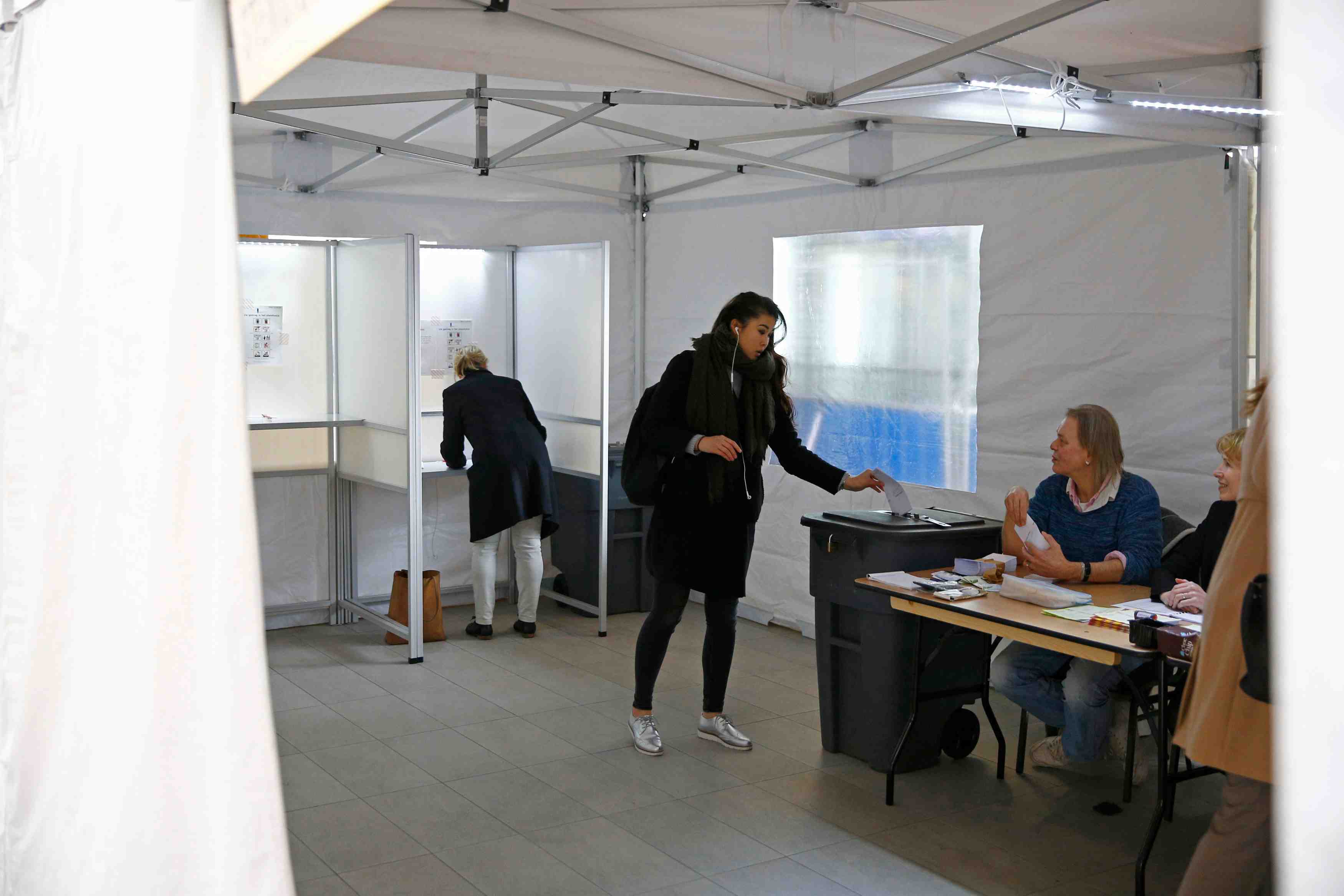 Victoire du "non" au referendum neerlandais sur l'ukraine