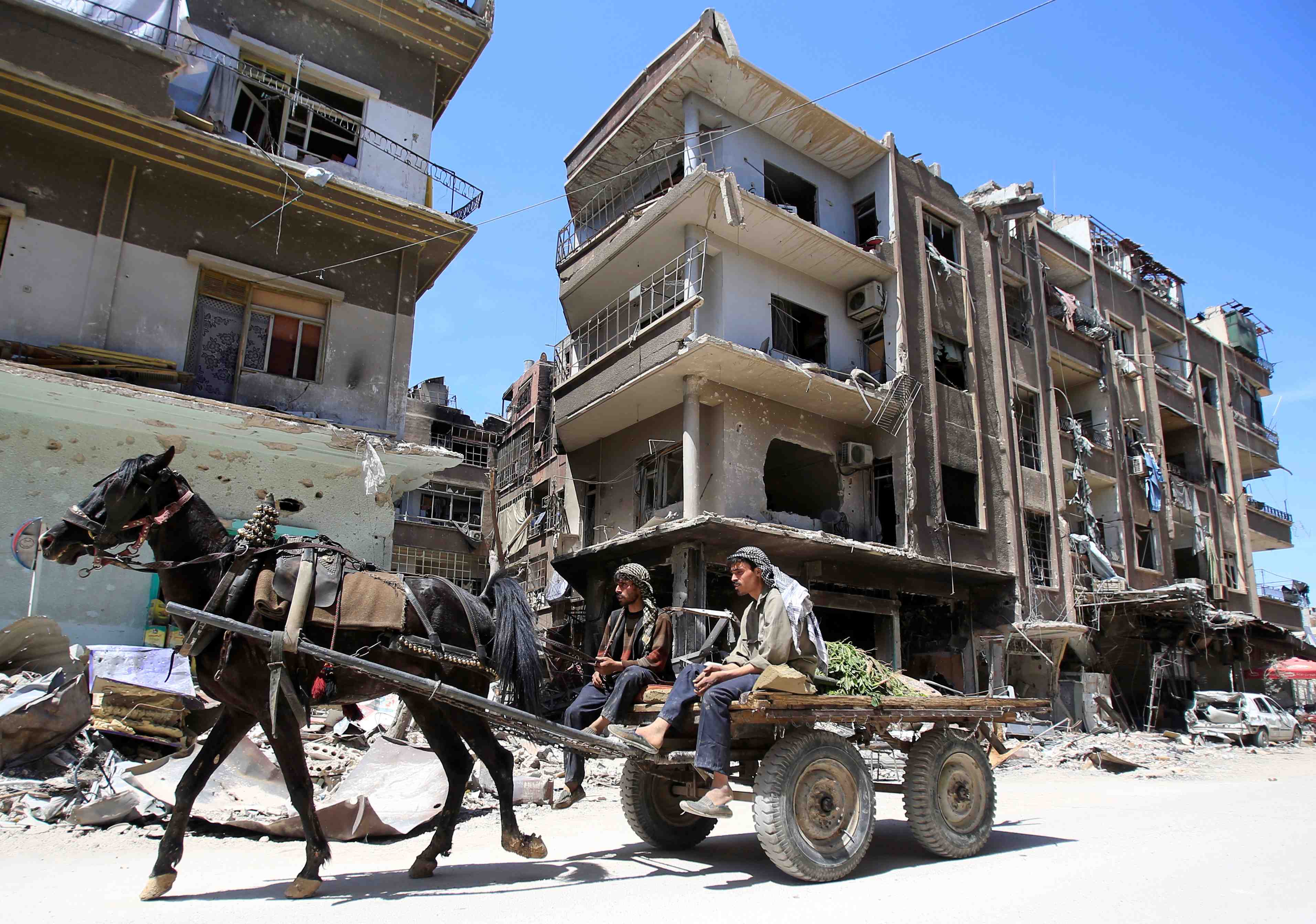 Syrie: files d'attente a douma pour du pain et des vivres