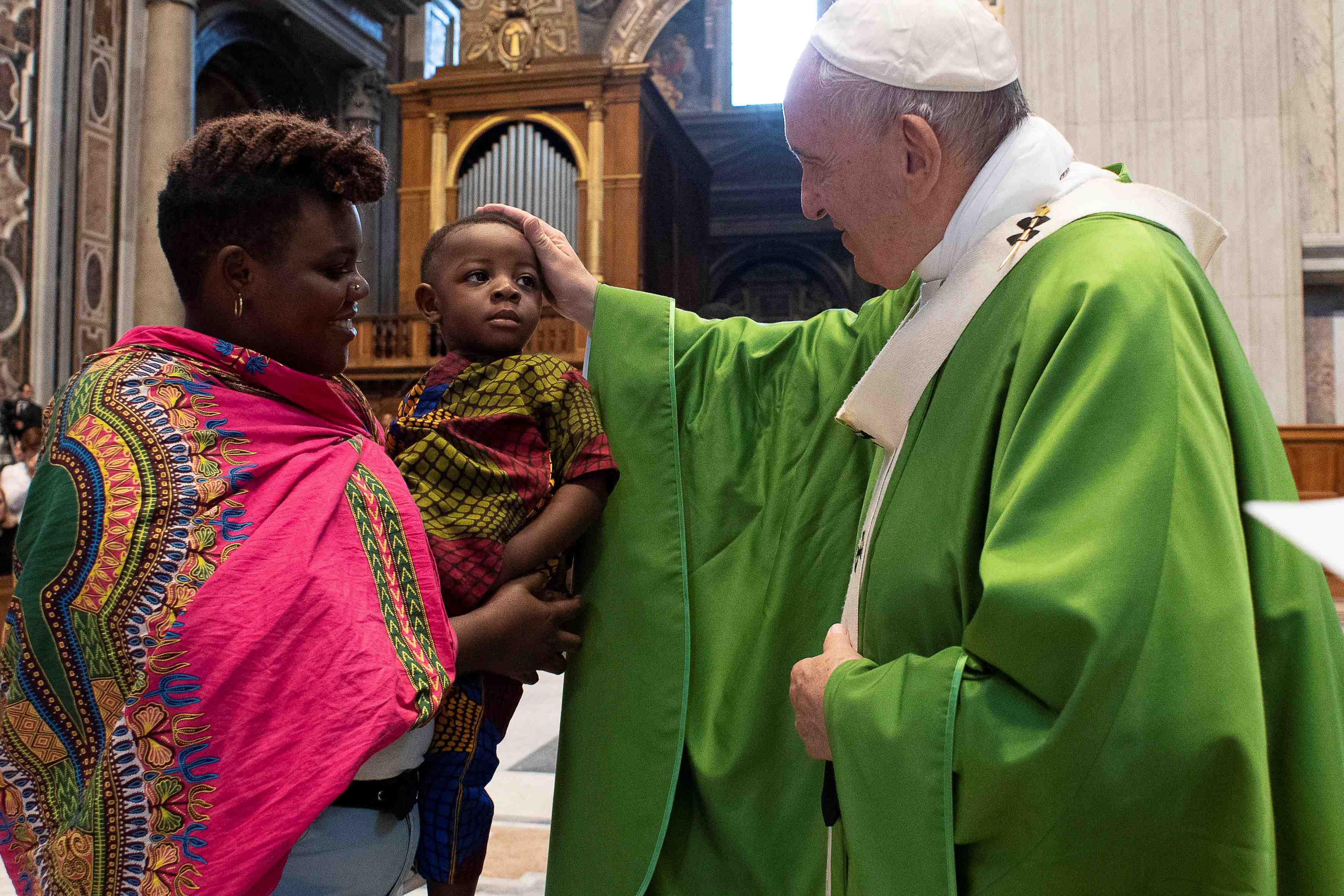 Le pape prie pour les migrants lors d'une messe a rome