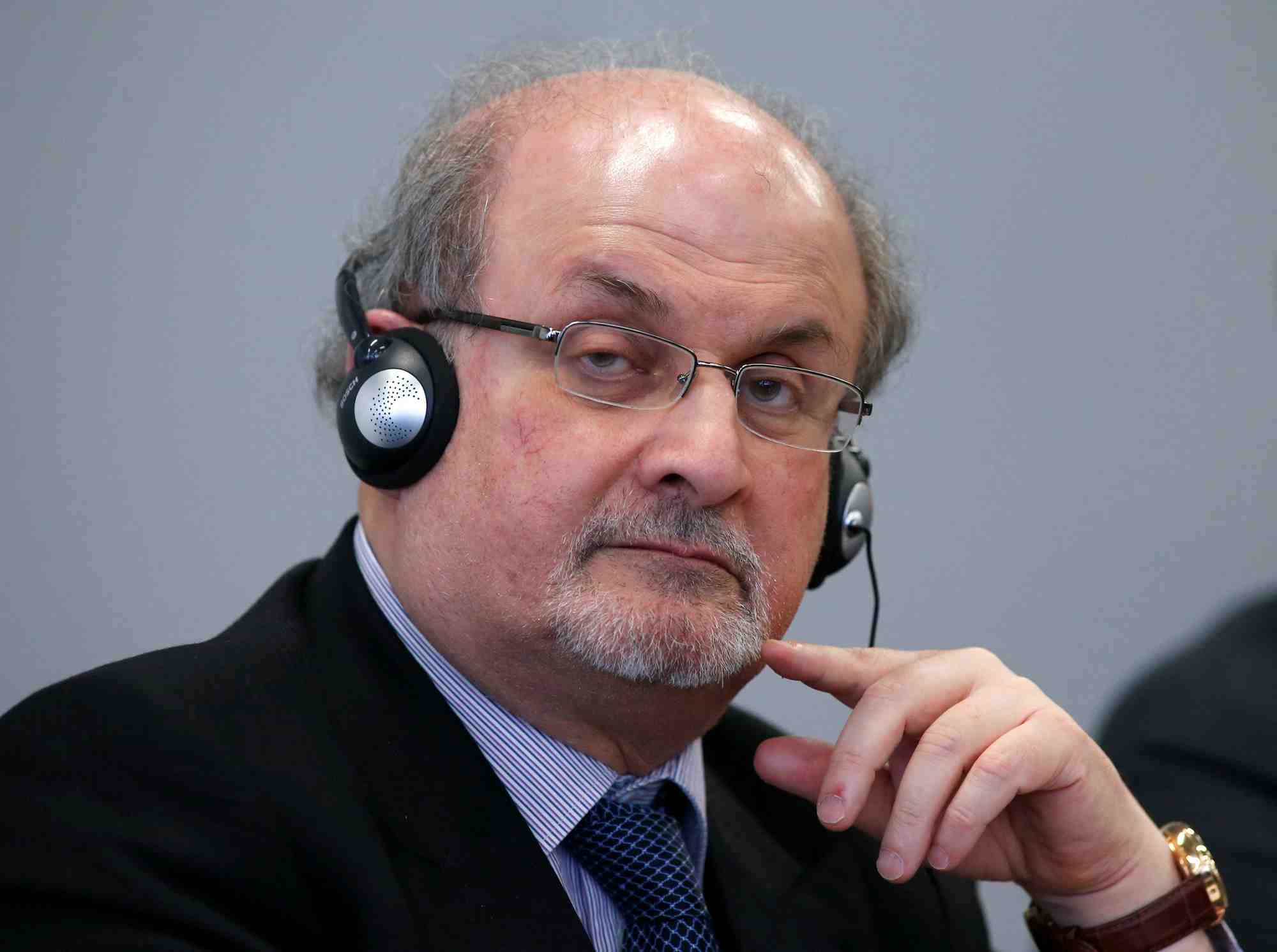 L'etat de sante de salman rushdie s'ameliore, selon son agent