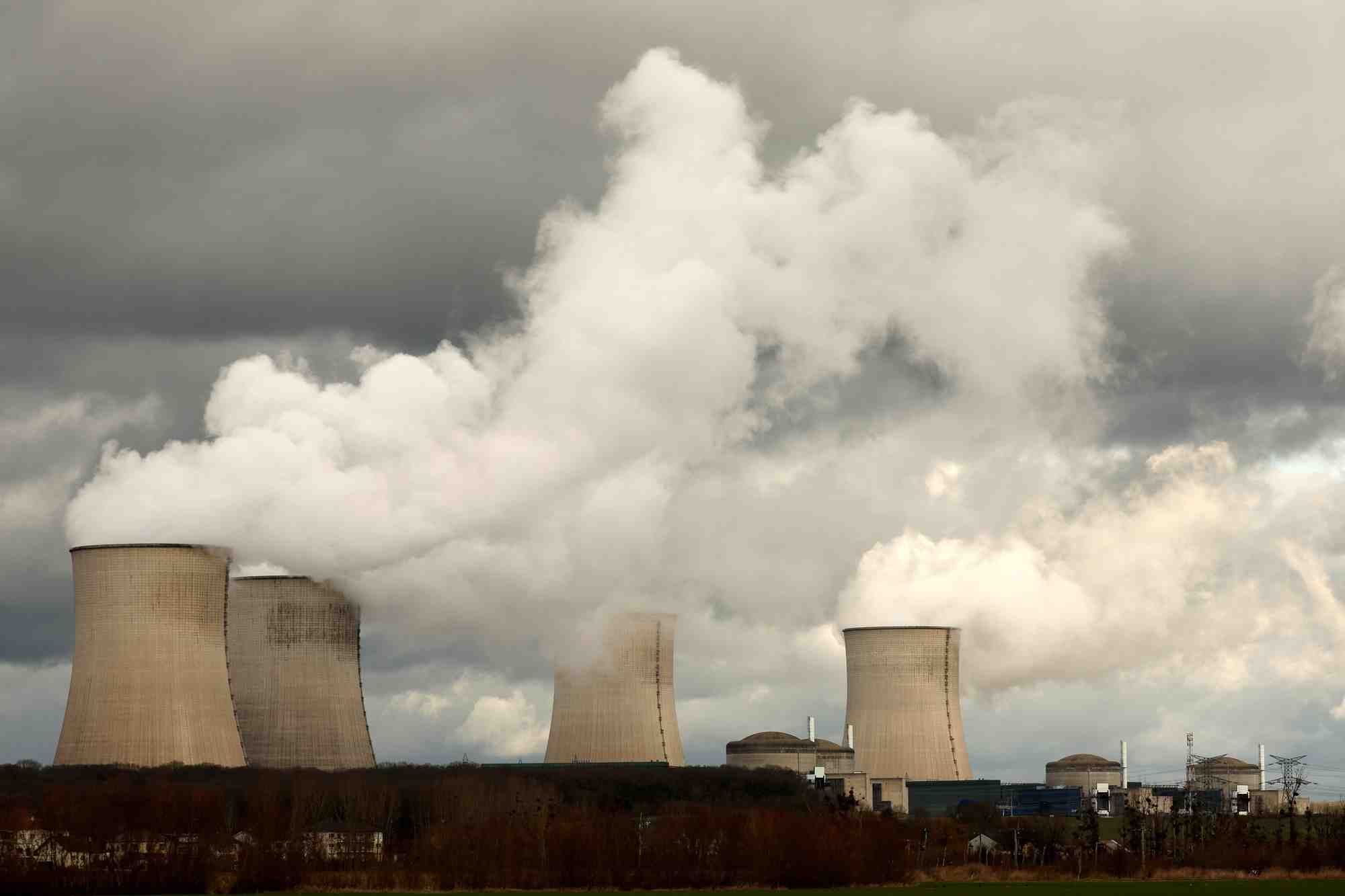 Tours de refroidissement et reacteurs de la centrale nucleaire d'electricite de france a cattenom