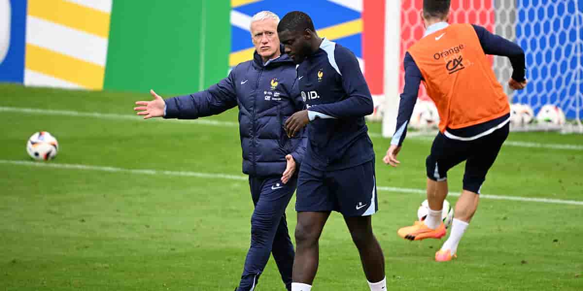 Didier Deschamps
et Dayot
Upamecano
mercredi
à Paderborn
(Allemagne).