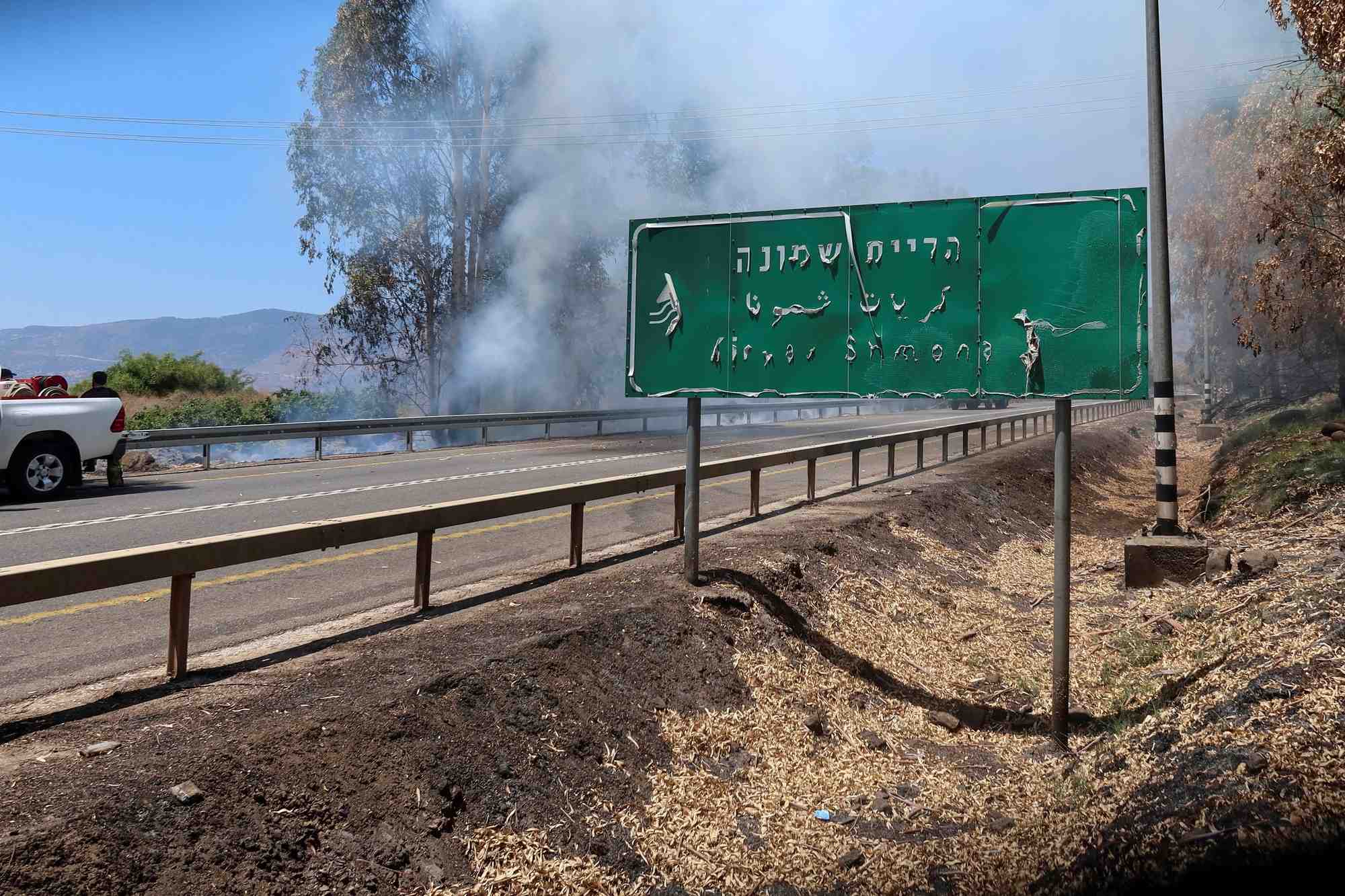 De la fumee apres que le hezbollah a lance une salve de projectiles en direction d'israel d