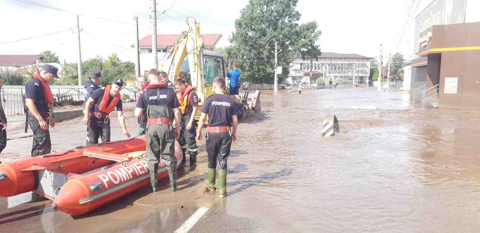 Des pompiers interviennent dans une zone, apres que de fortes pluies aient declenche des inondations a pechea, dans le pays de galati