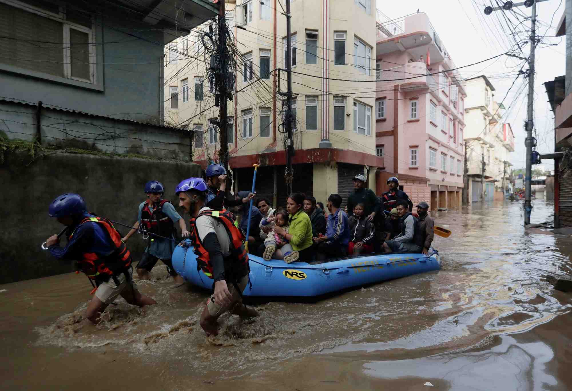 Inondation le long de la rive de la riviere bagmati qui deborde suite a de fortes pluies a katmandou.