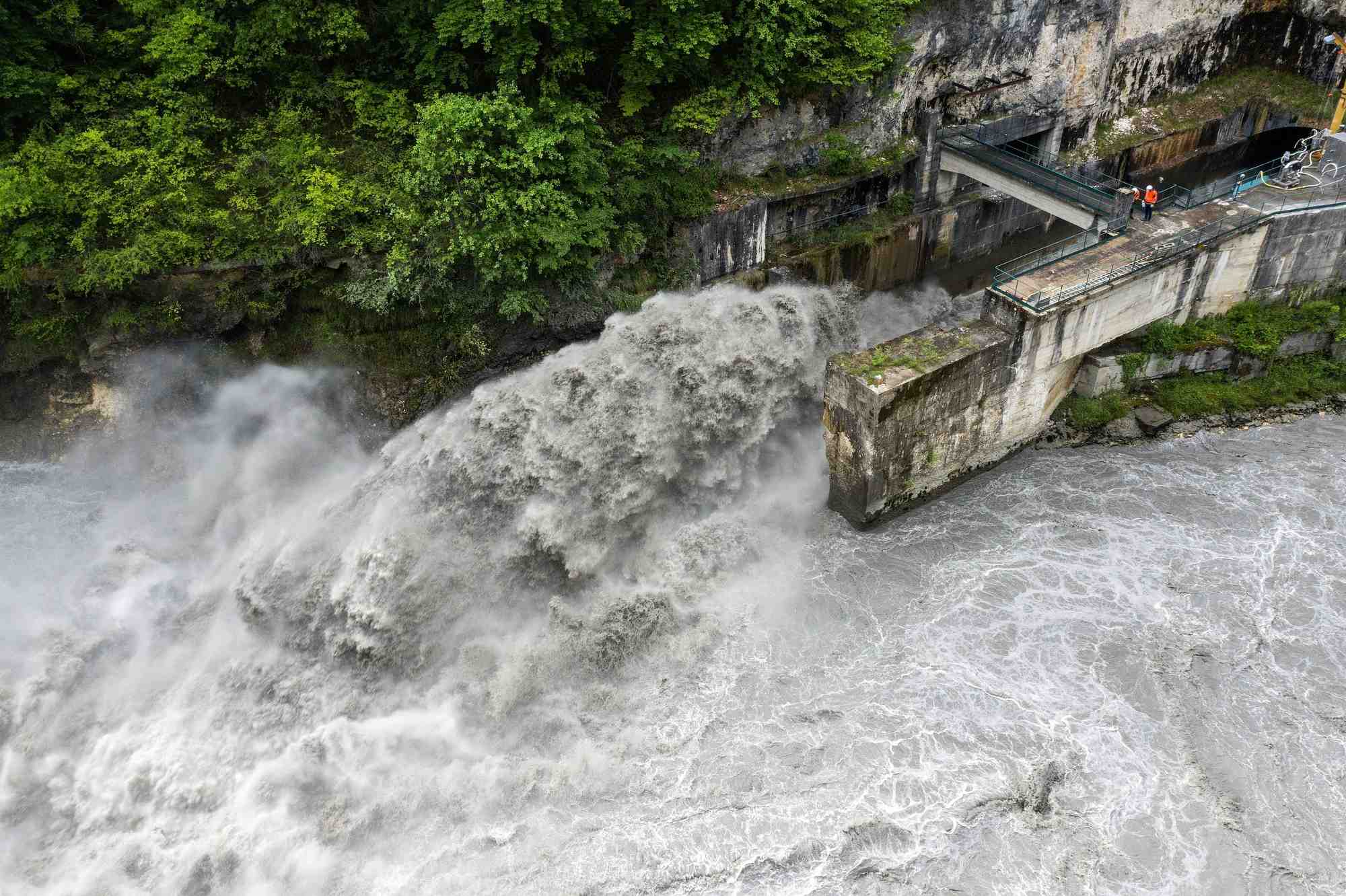 La vanne de fond du barrage de Génissiat (Ain), située à 60 mètres sous la surface de la retenue, va permettre de relâcher les sédiments arrivant de l'amont, sans abîmer l'installation. Crédits : CNR.