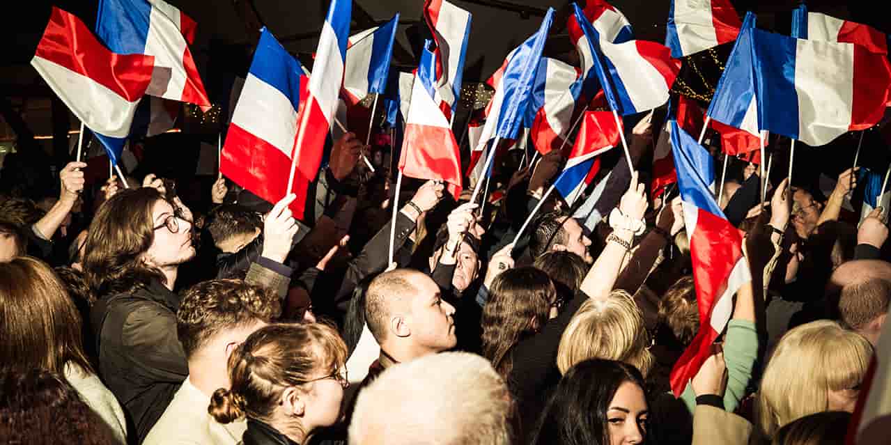 Des personnes avec des drapeaux Français lors d'un meeting du Rassemblement National à Etrepagny.