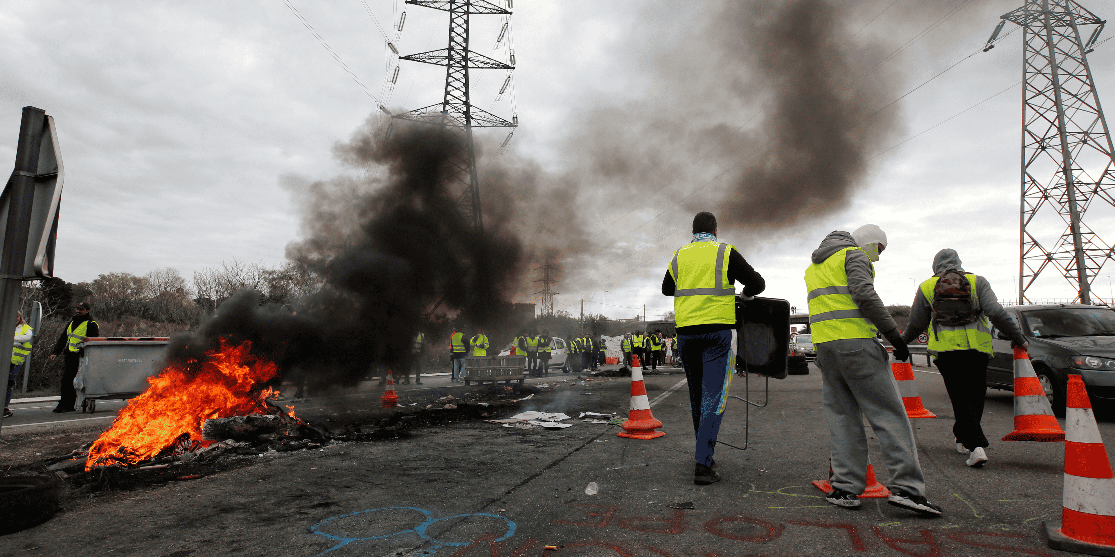 Reporters sans frontieres appelle les "gilets jaunes" a la retenue