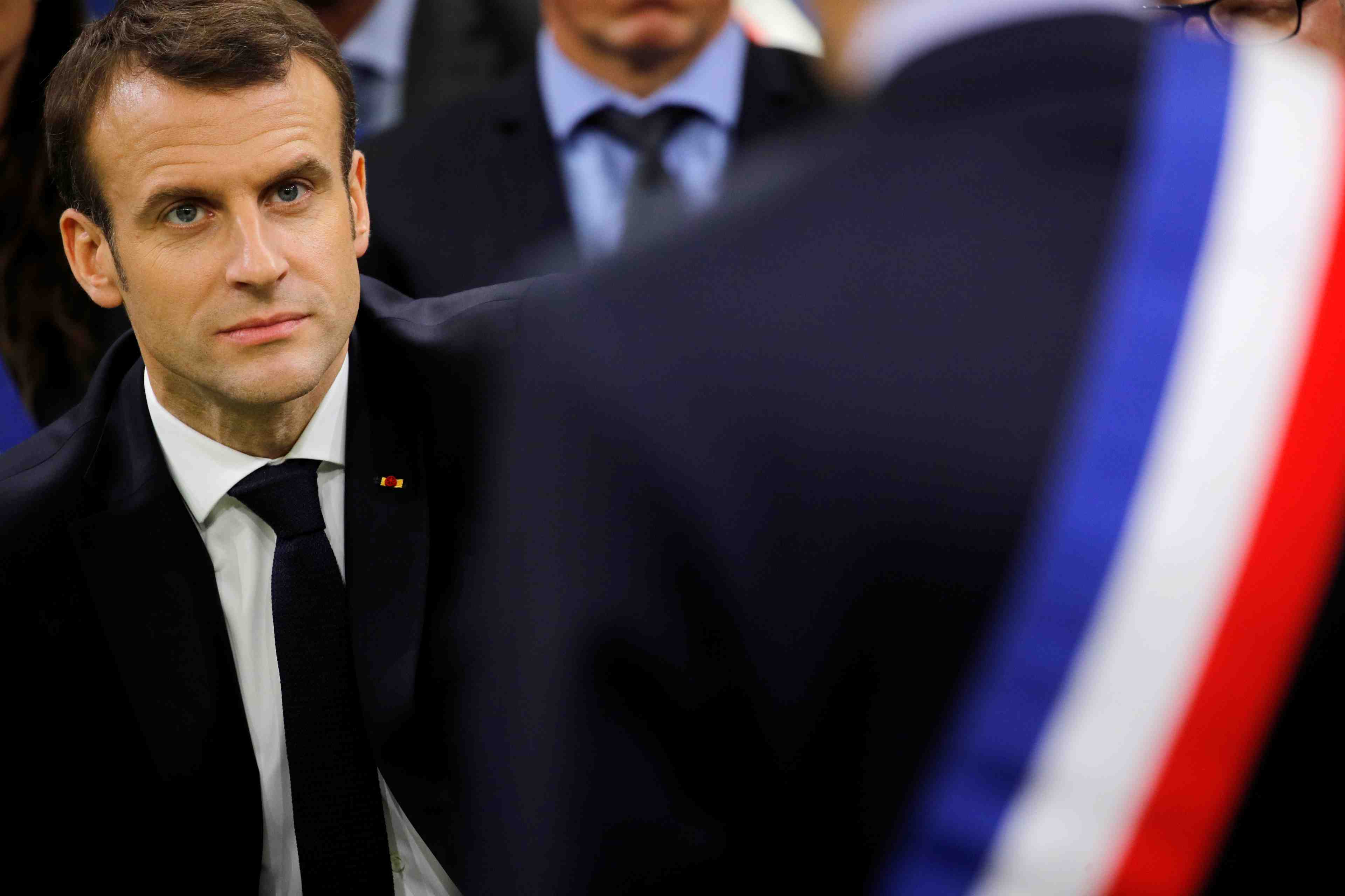 Macron amorce une timide remontee dans les sondages
