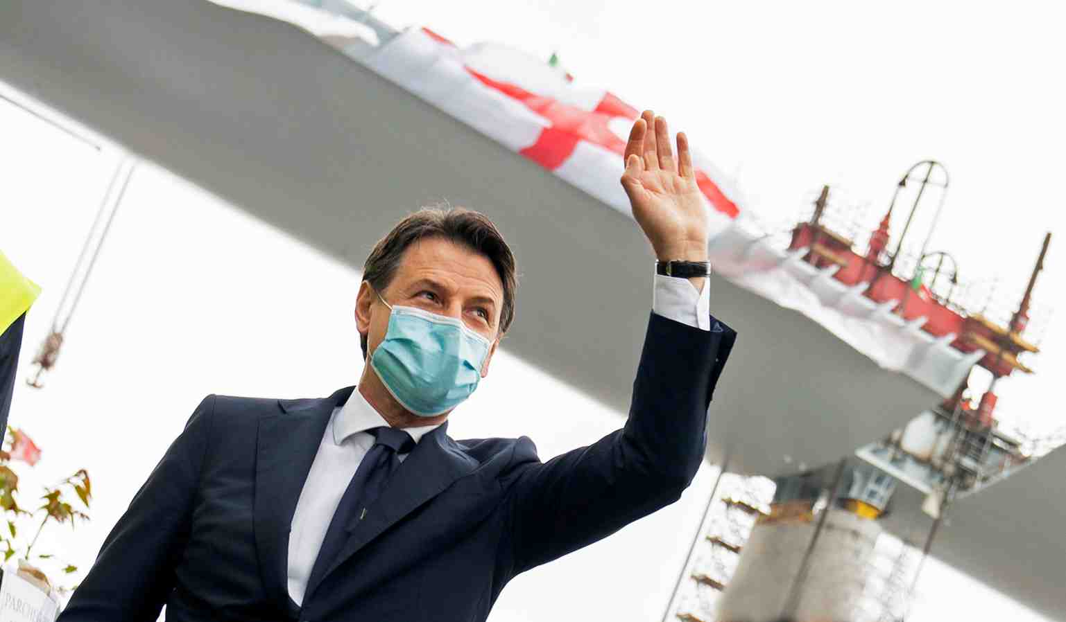 Pose du dernier troncon du nouveau pont de genes malgre le coronavirus