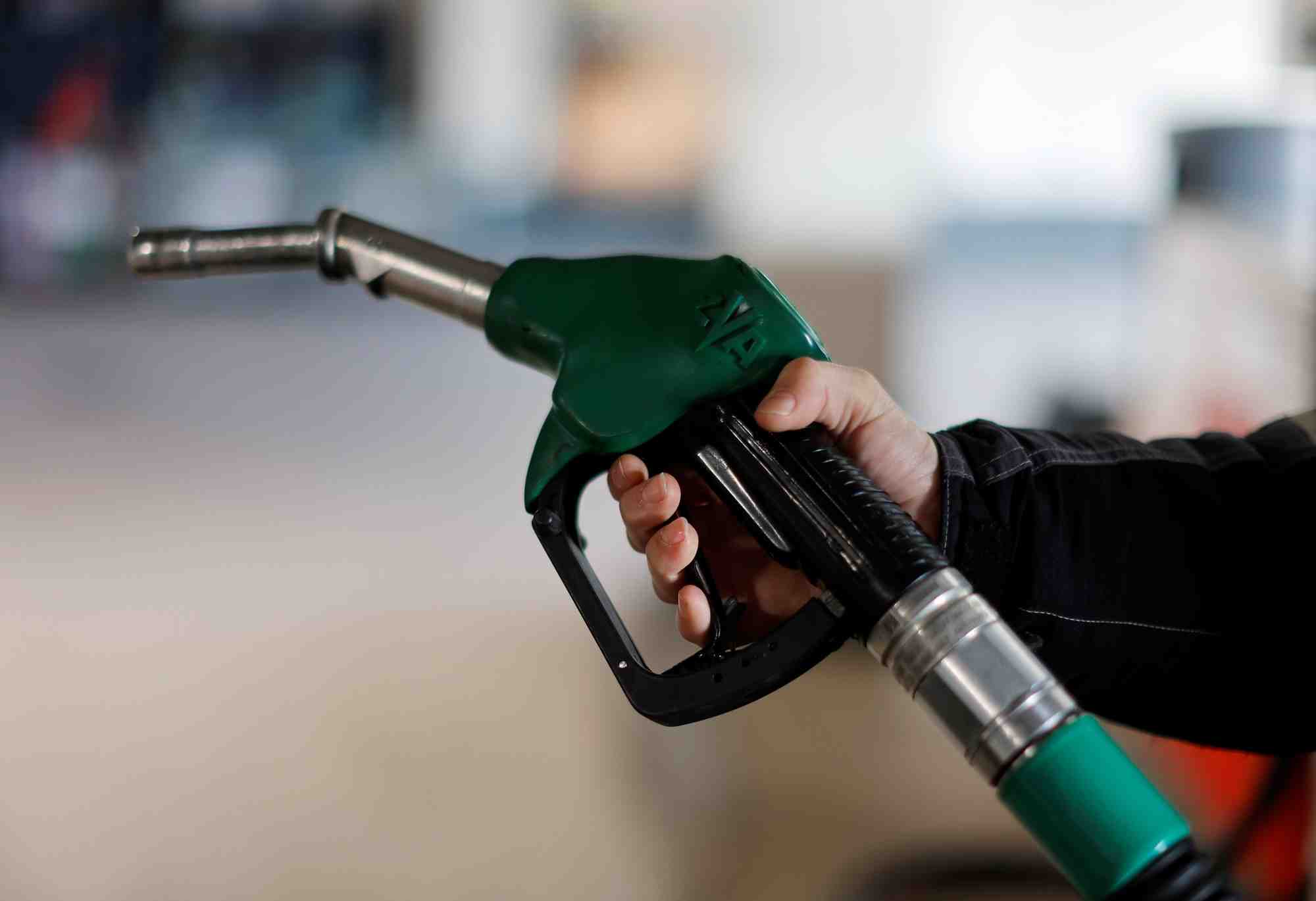 La france va offrir une remise sur le carburant face a la hausse des prix, annonce castex