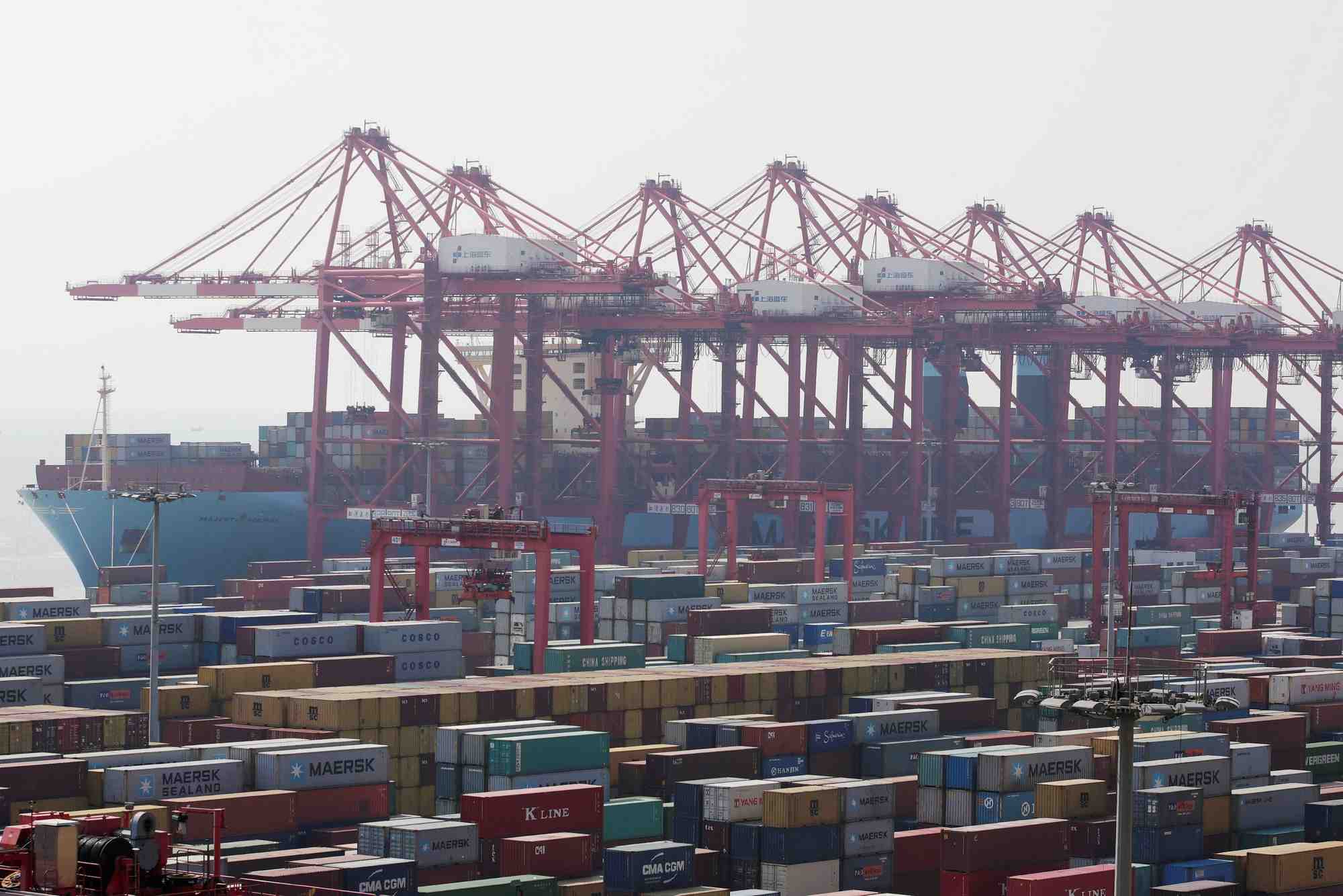 Le reconfinement de shanghai augmentera encore les couts de transport, previent maersk