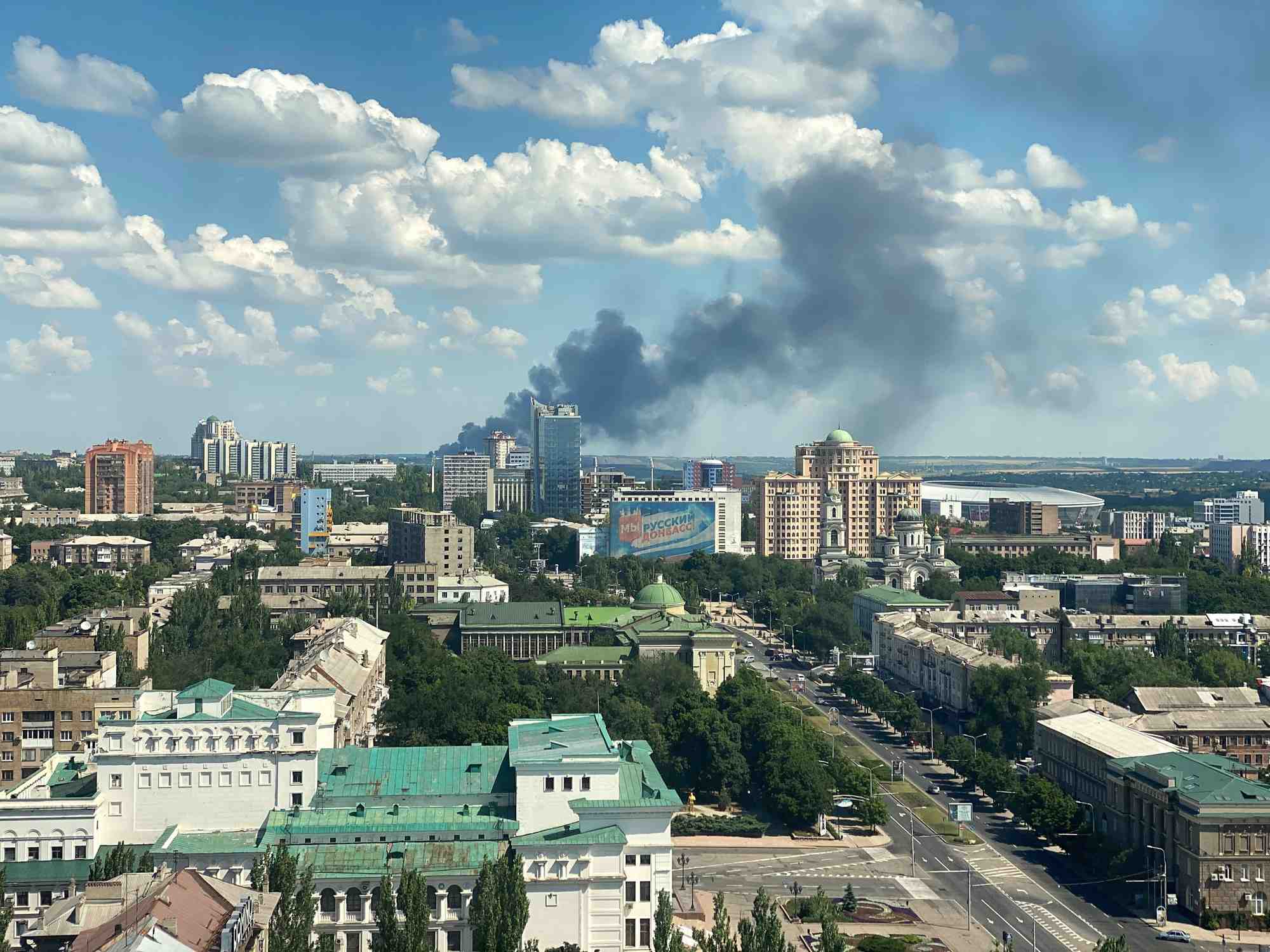 Vaste offensive russe dans le donetsk, pilonne par moscou