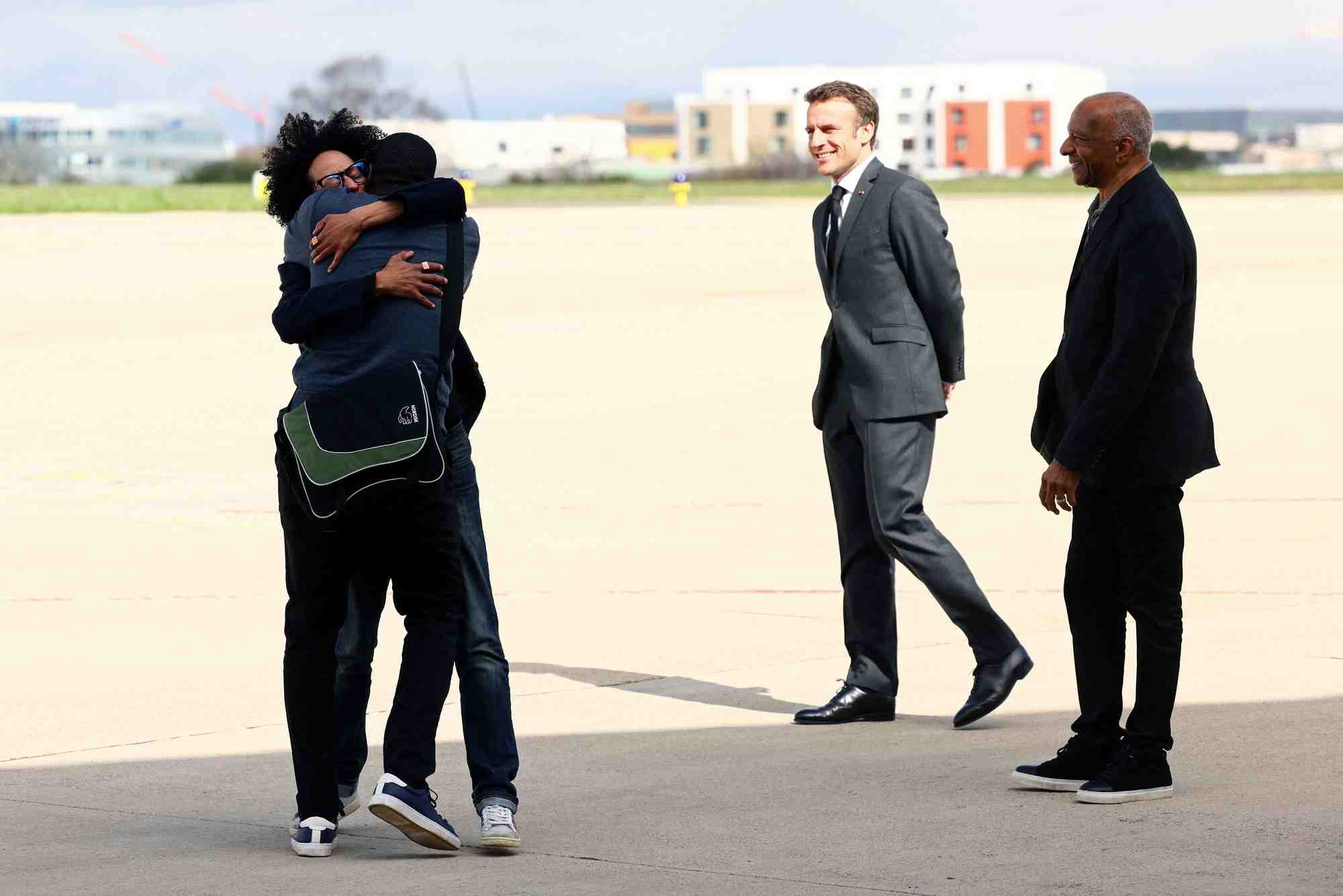 Photo d'olivier dubois a son arrivee a l'aeroport de villacoublay