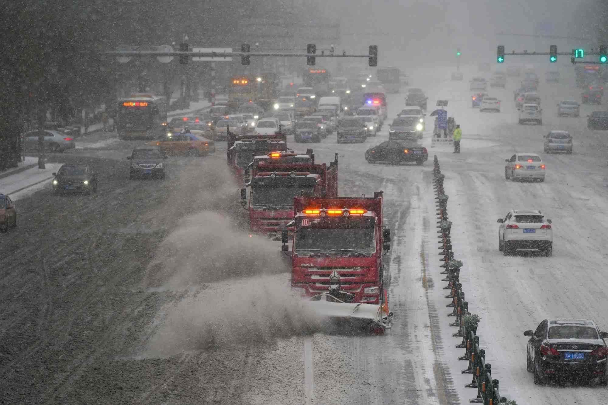 Des vehicules de deneigement interviennent au milieu d'un blizzard, en chine