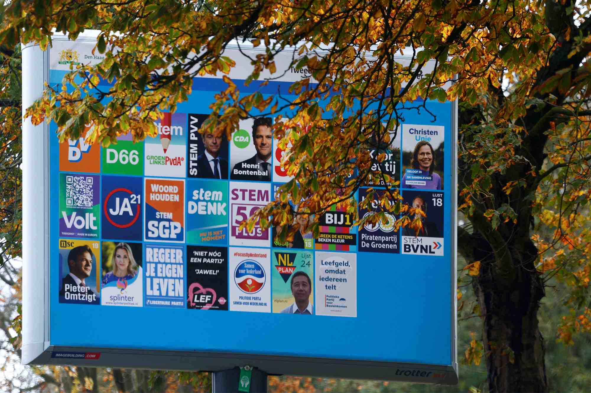 Un panneau presentant les partis et candidats aux elections legislatives des pays-bas