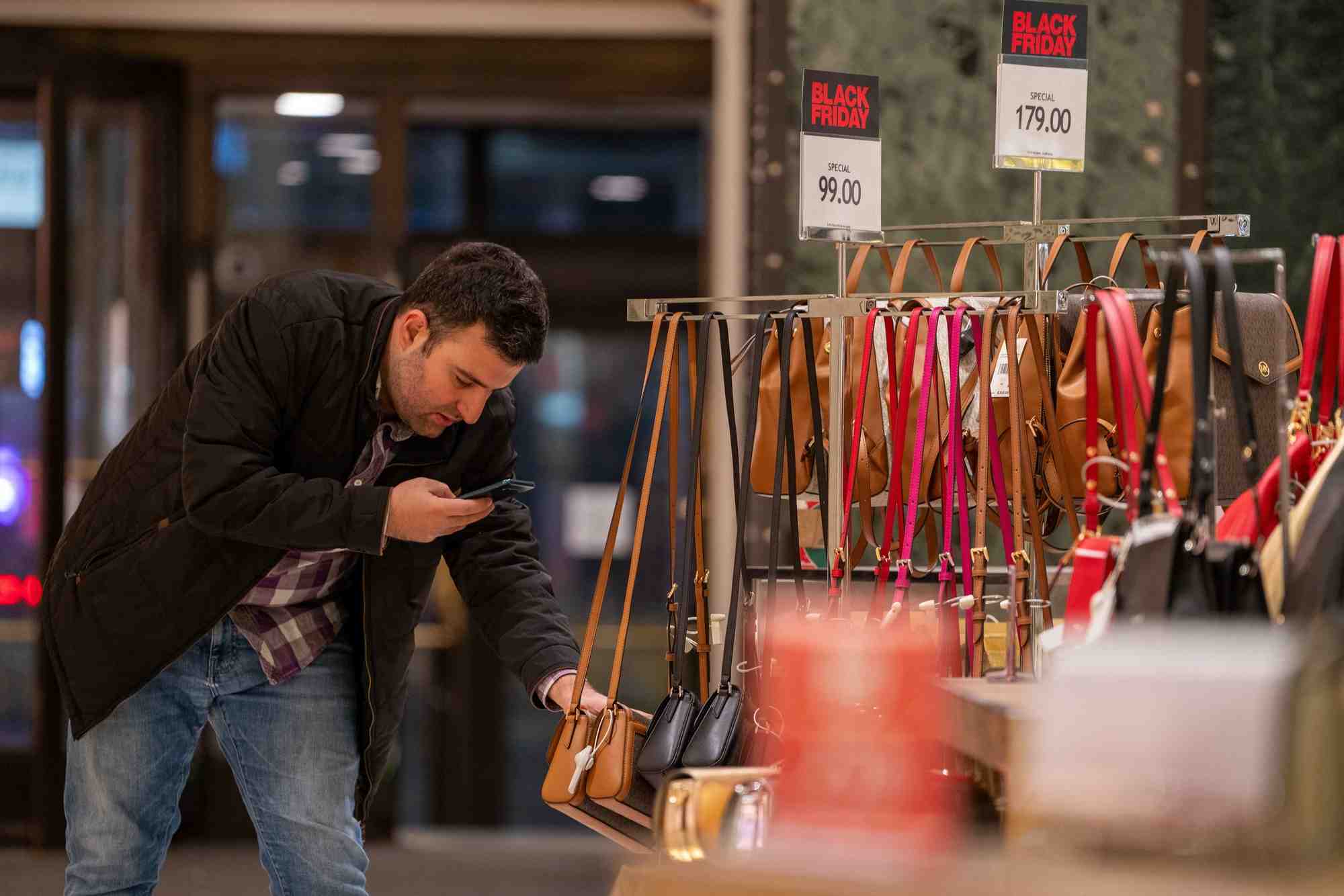 Une personne faisant du shopping pendant le black friday a manhattan a new york