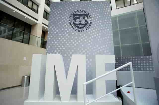 Le FMI table sur une croissance du PIB tricolore de 0,8% contre 0,7% auparavant.