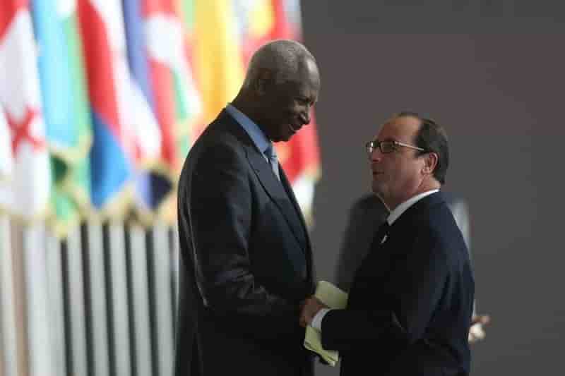 Hollande salue les transitions de Tunisie et du Burkina Faso