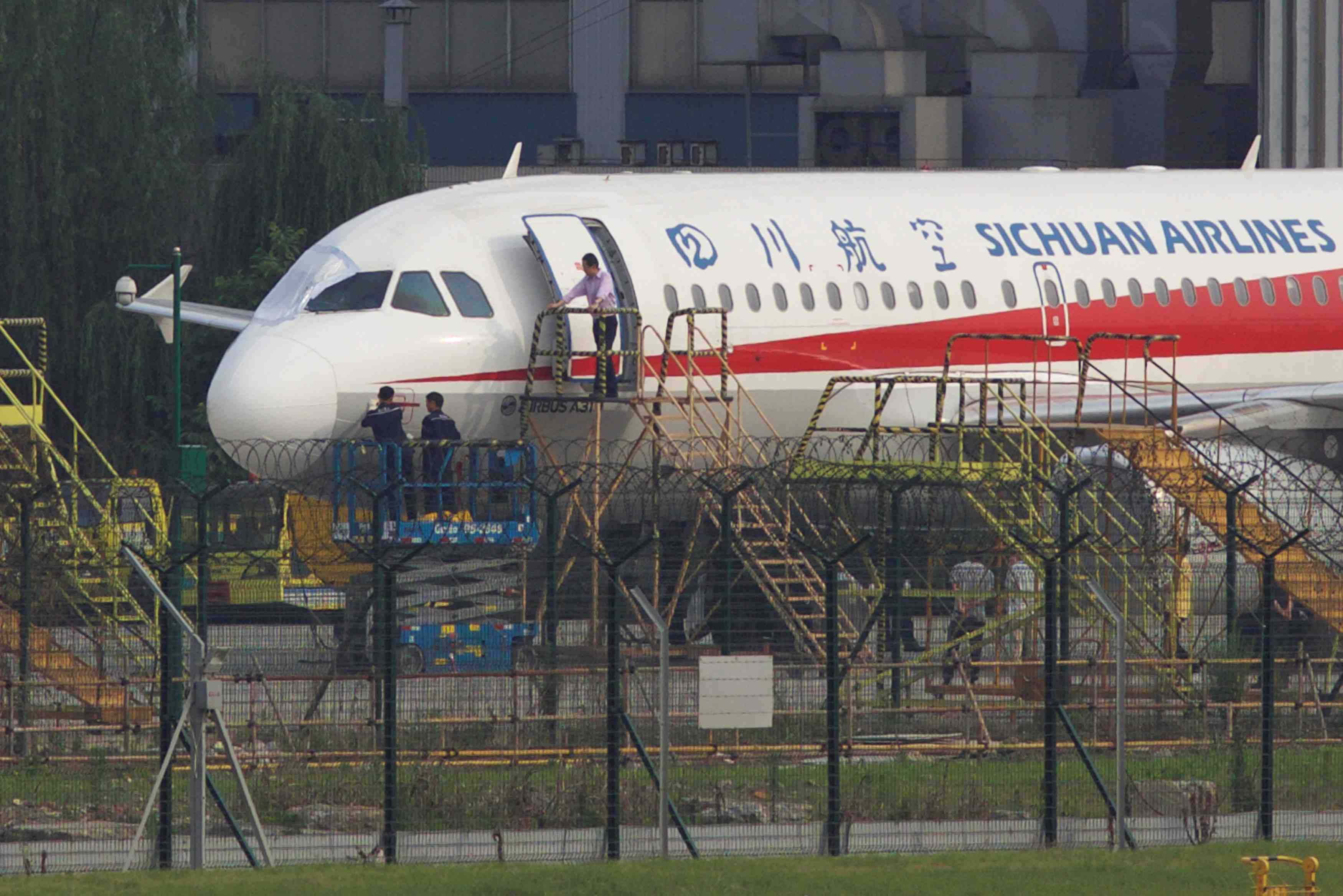Le pare-brise du cockpit d’un avion chinois eclate