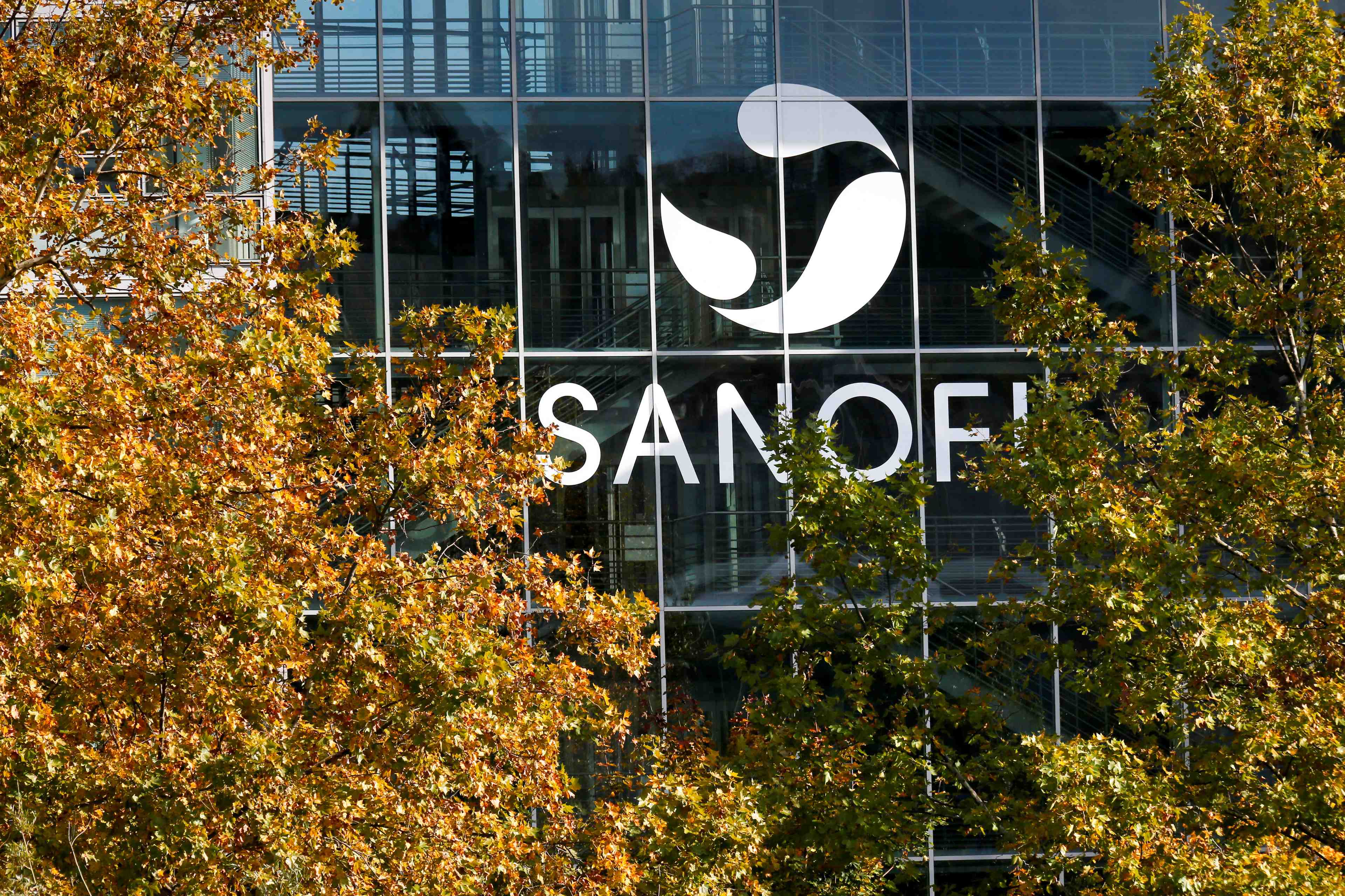 Sanofi, tire par genzyme au 1er trimestre, confirme ses previsions