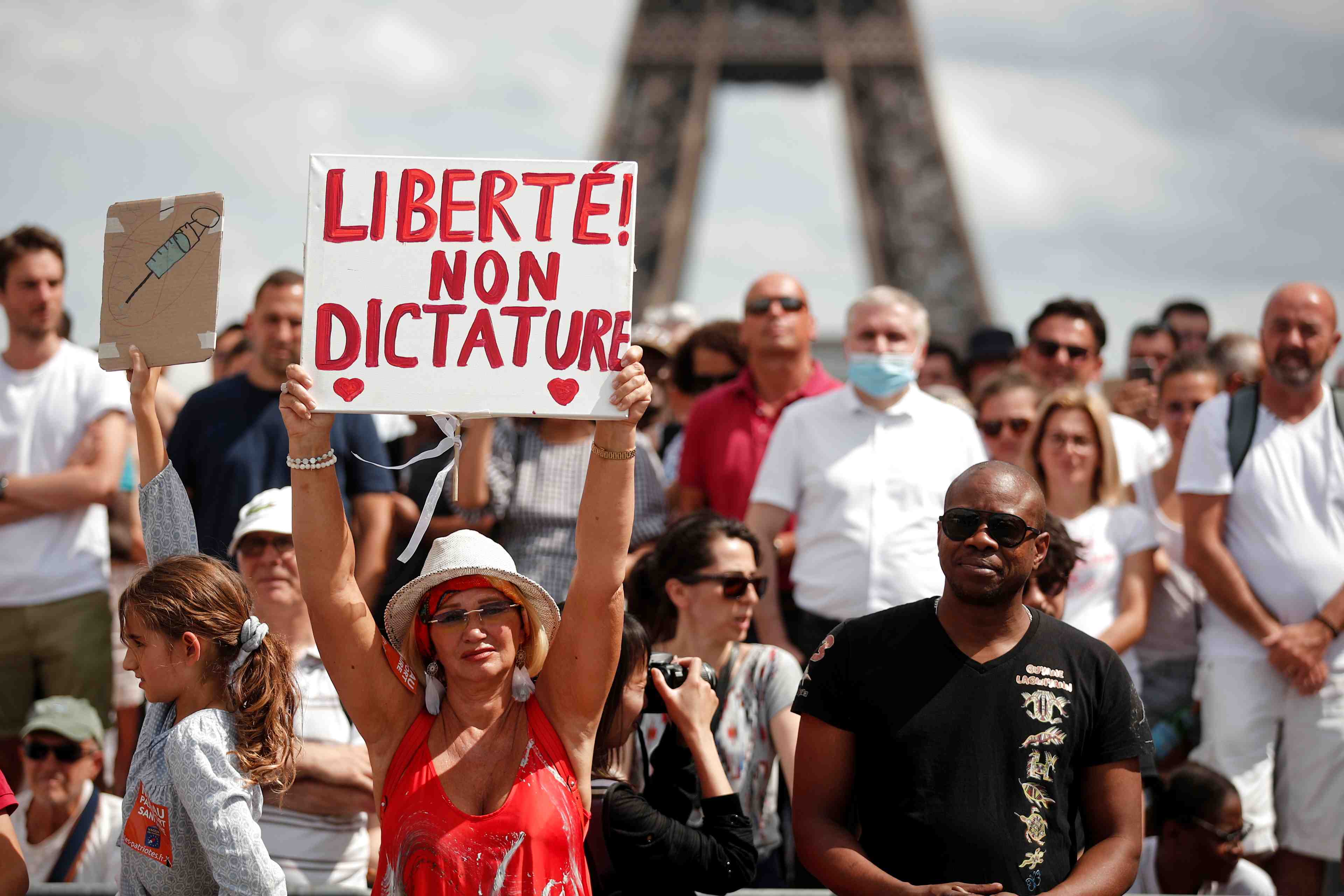 Heurts dans une manifestation a paris contre le pass sanitaire