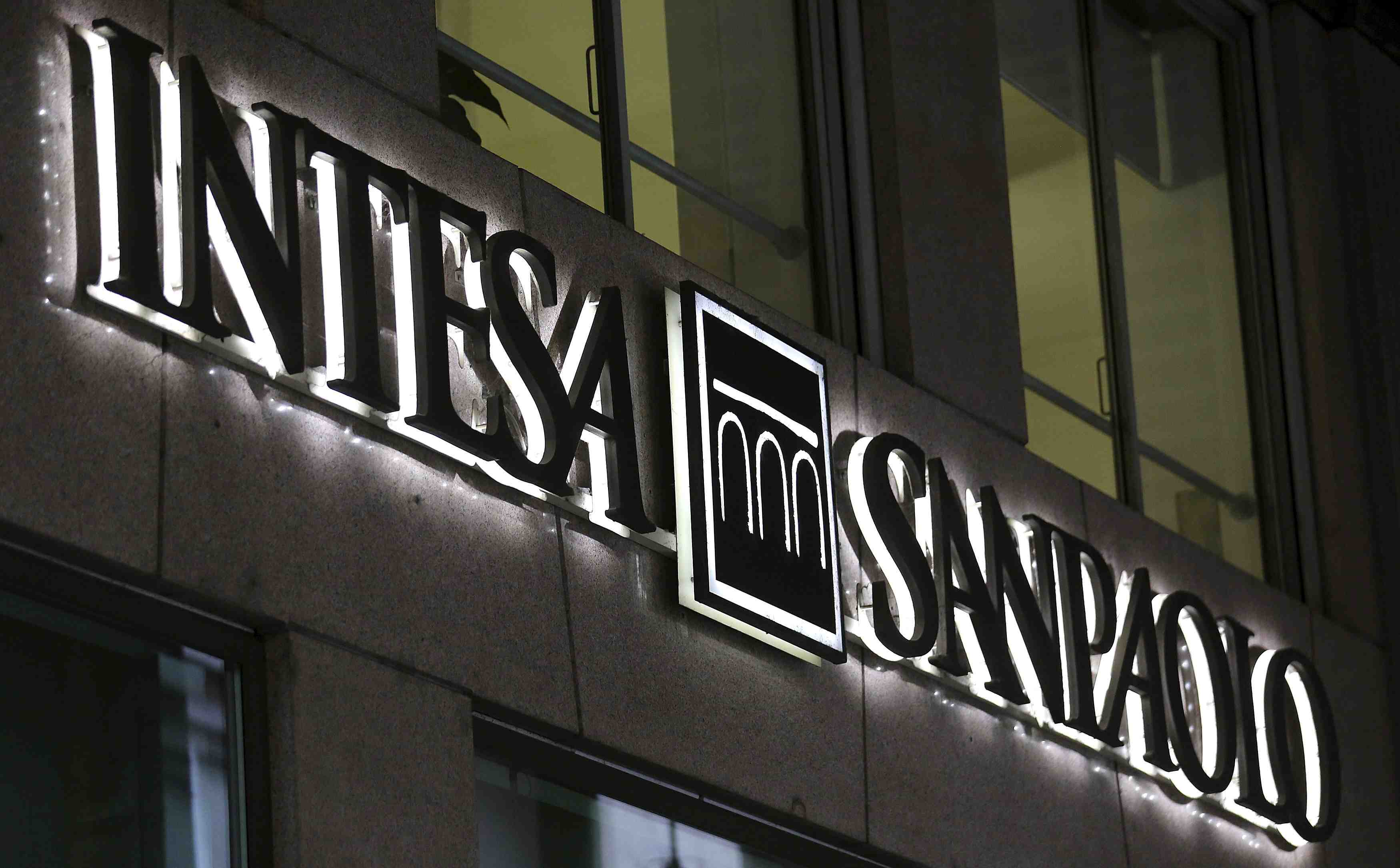 Intesa sanpaolo fait mieux que prevu au t2, releve sa prevision 2021