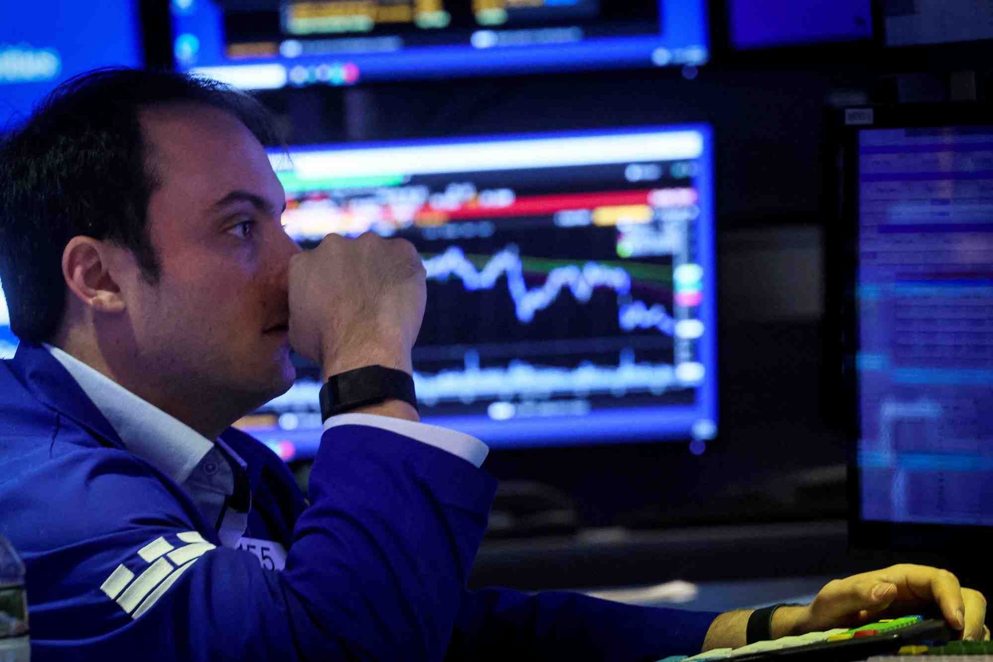 Un trader travaille a la bourse de new york (nyse)