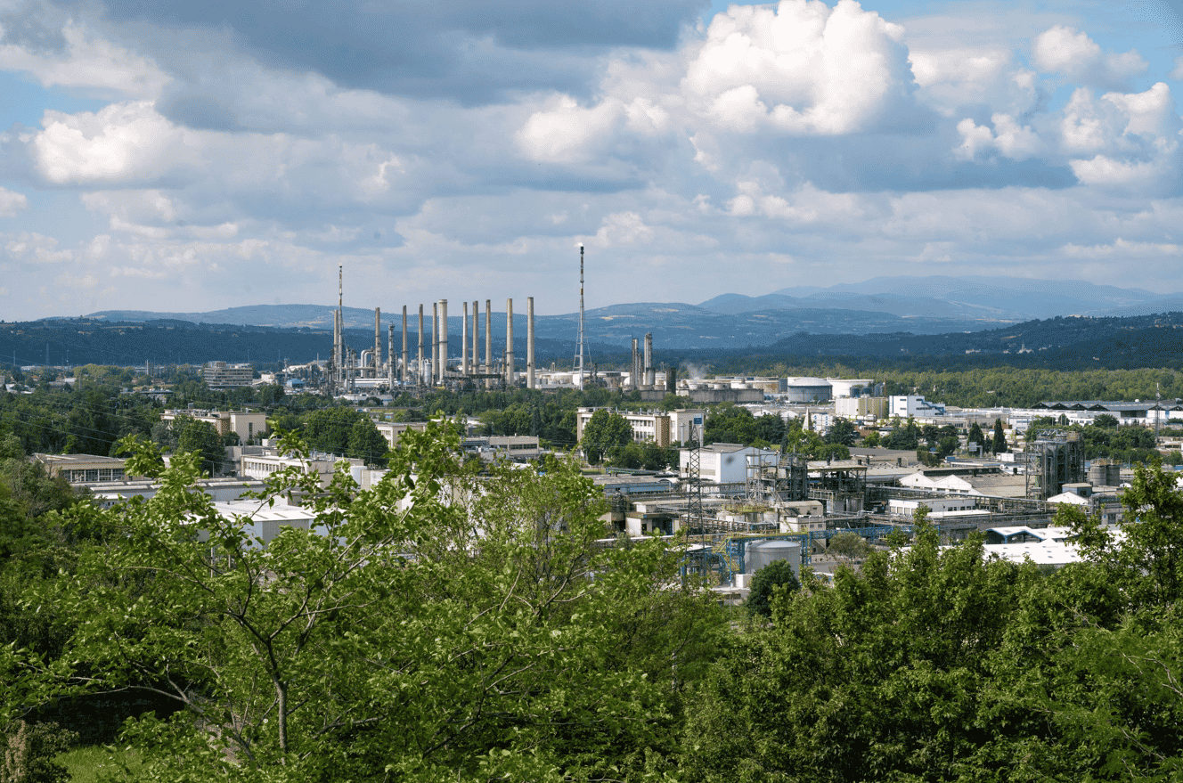 Porté par les pouvoirs publics et douze industriels de la plateforme, le projet « DeClyc » vise à réduire de 40 % les émissions de GES de la Vallée de la Chimie lyonnaise en 2030, puis de 80 % d'ici à 2050, par rapport à 2015.