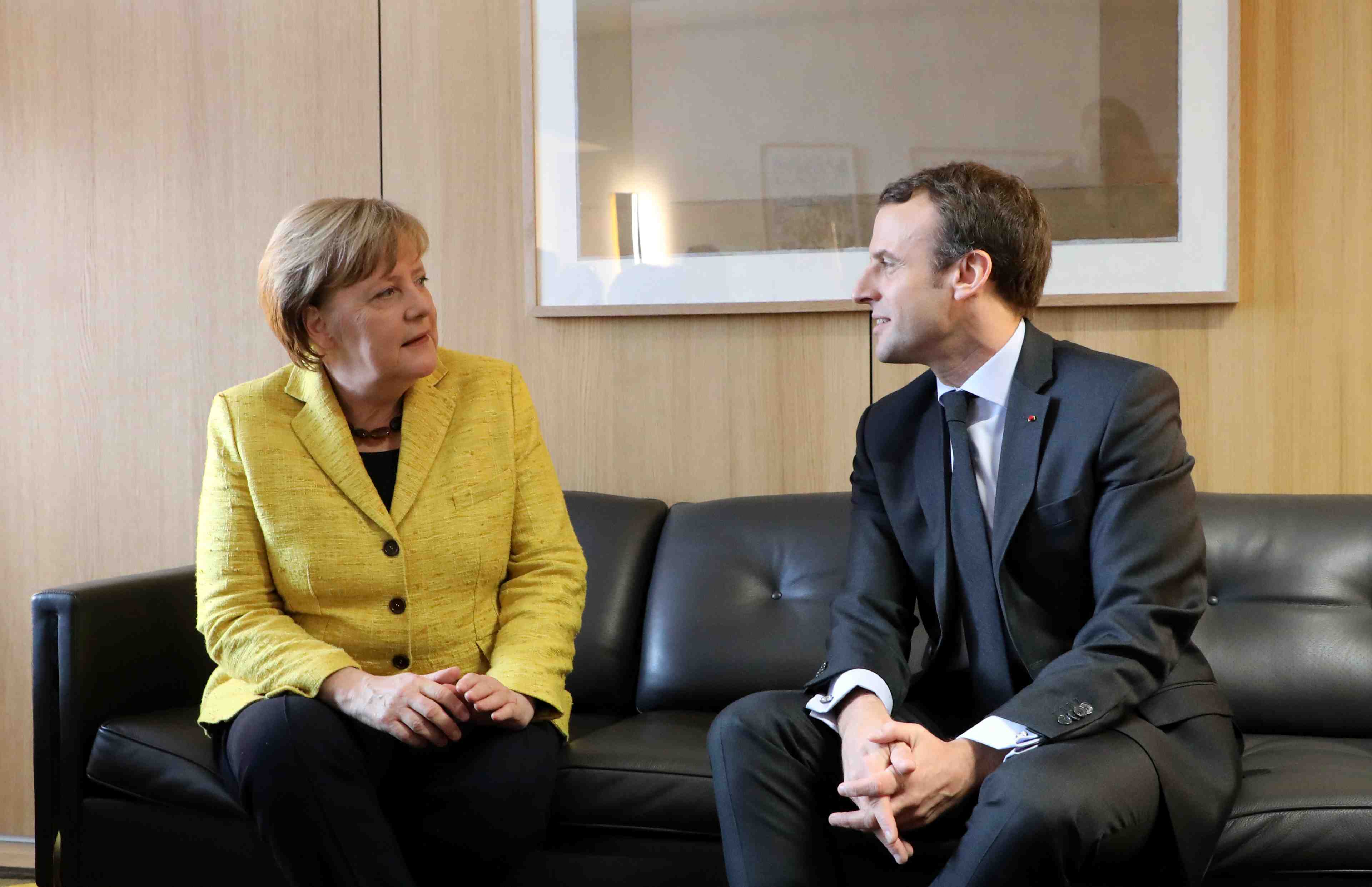 Ukraine: paris, berlin appellent a un reglement "exclusivement pacifique"