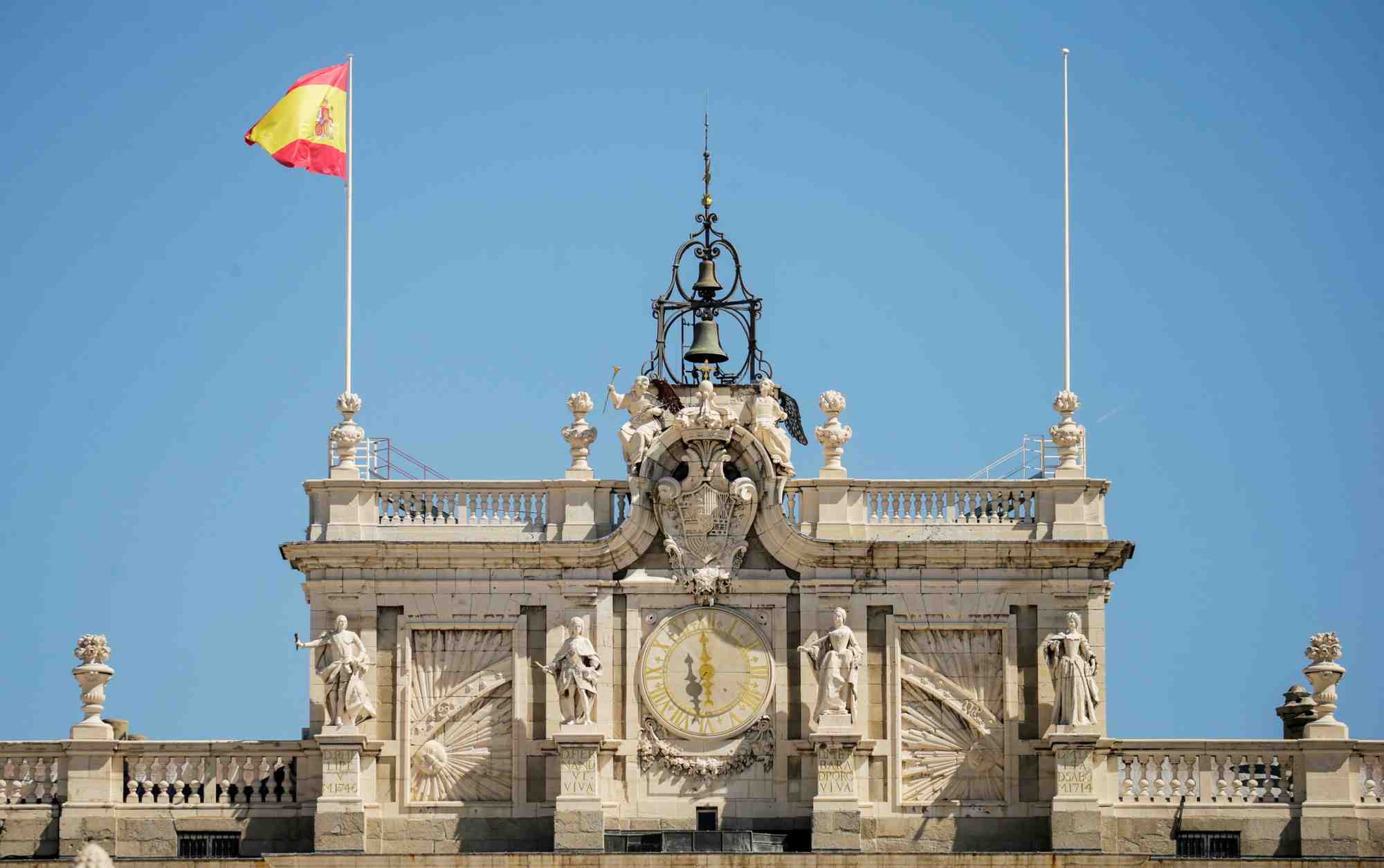 La presidente de la communaute de madrid conteste l'interdiction des deplacements